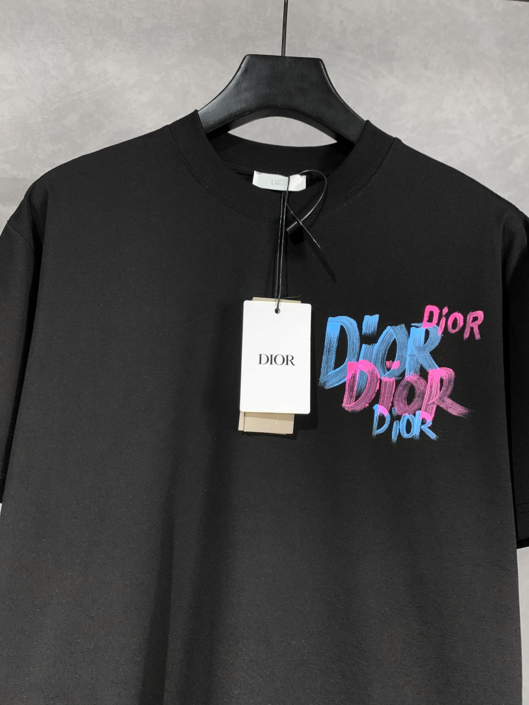 💰95
高品质
DIOR/迪奥 新款 涂鸦字母手绘圆领短袖T恤 采用数码手绘工艺，面料采用高端冰感索罗娜布料，宽松版型、全套辅料配备 面料柔软实厚 三标齐全，男女同款
码数 xs s m l