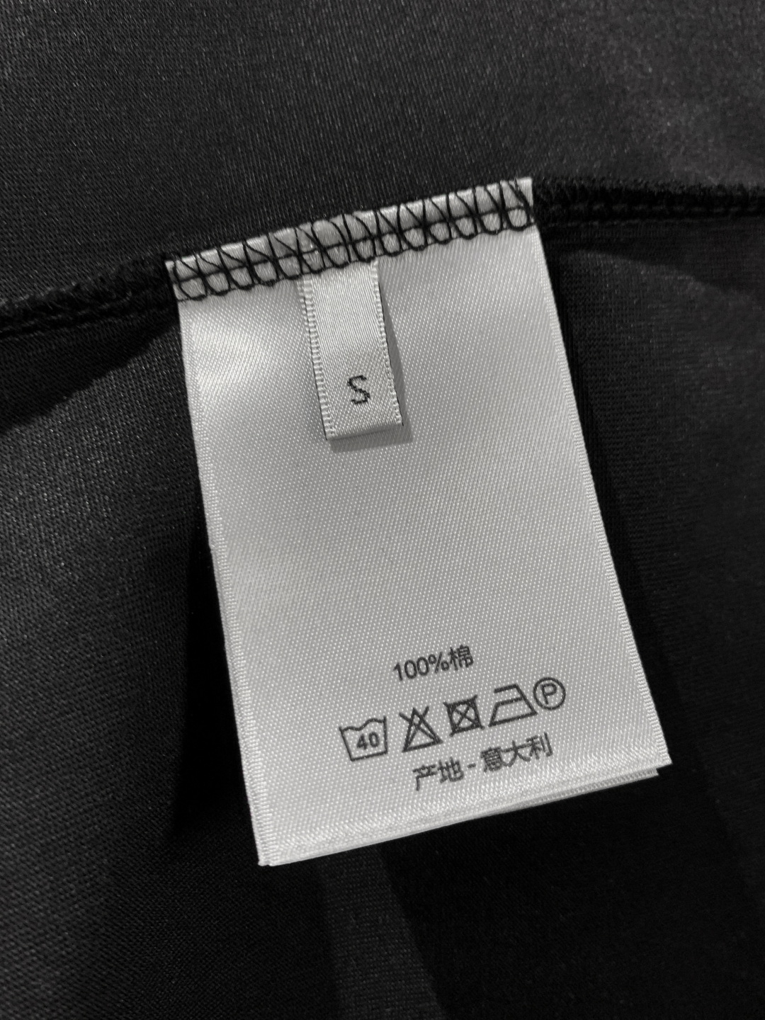 💰95
高品质
DIOR/迪奥 新款 涂鸦字母手绘圆领短袖T恤 采用数码手绘工艺，面料采用高端冰感索罗娜布料，宽松版型、全套辅料配备 面料柔软实厚 三标齐全，男女同款
码数 xs s m l