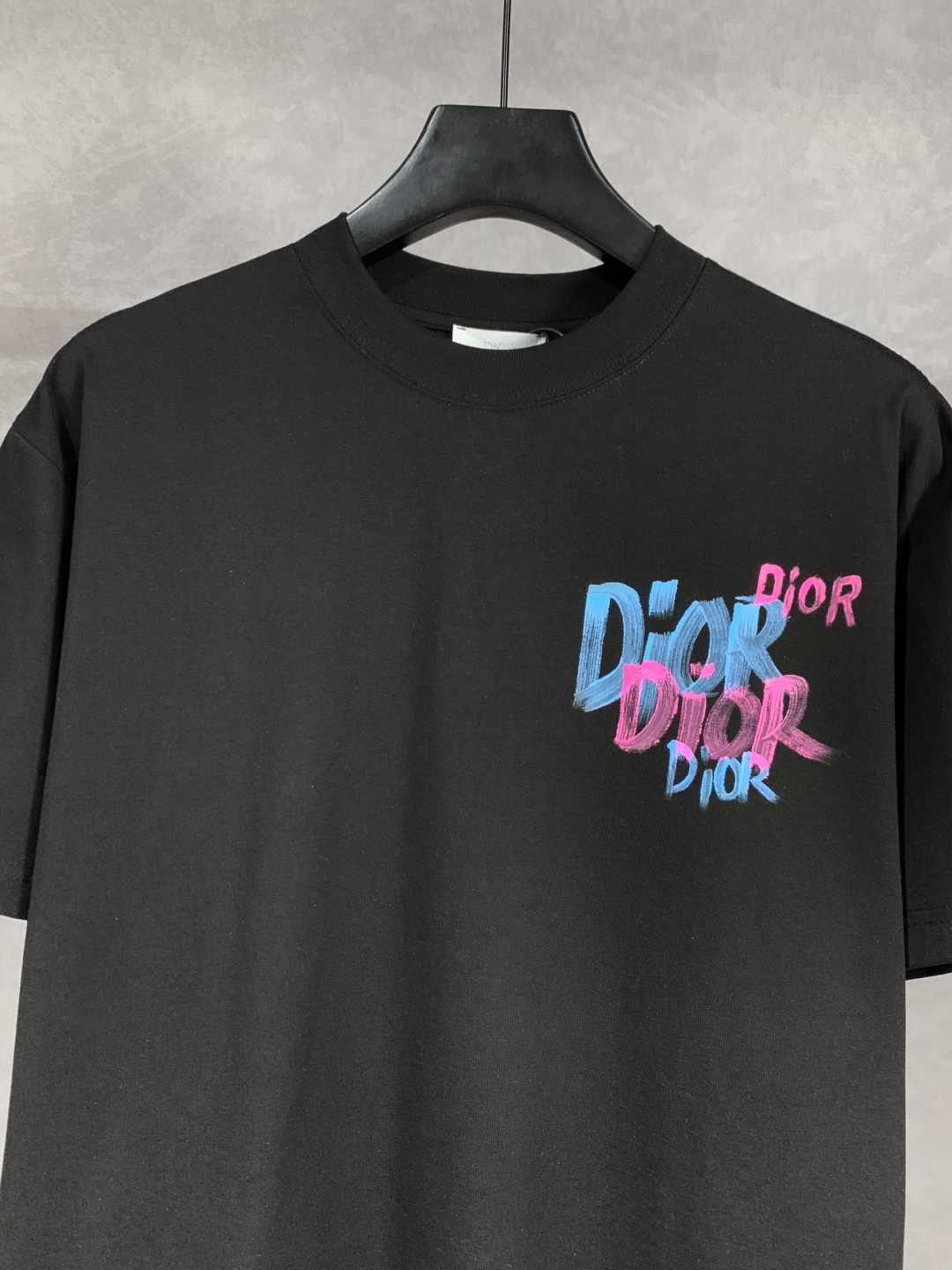 💰95
高品质
DIOR/迪奥 新款 涂鸦字母手绘圆领短袖T恤 采用数码手绘工艺，面料采用高端冰感索罗娜布料，宽松版型、全套辅料配备 面料柔软实厚 三标齐全，男女同款
码数 xs s m l