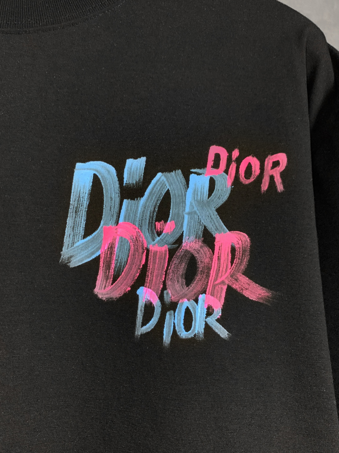 💰95
高品质
DIOR/迪奥 新款 涂鸦字母手绘圆领短袖T恤 采用数码手绘工艺，面料采用高端冰感索罗娜布料，宽松版型、全套辅料配备 面料柔软实厚 三标齐全，男女同款
码数 xs s m l