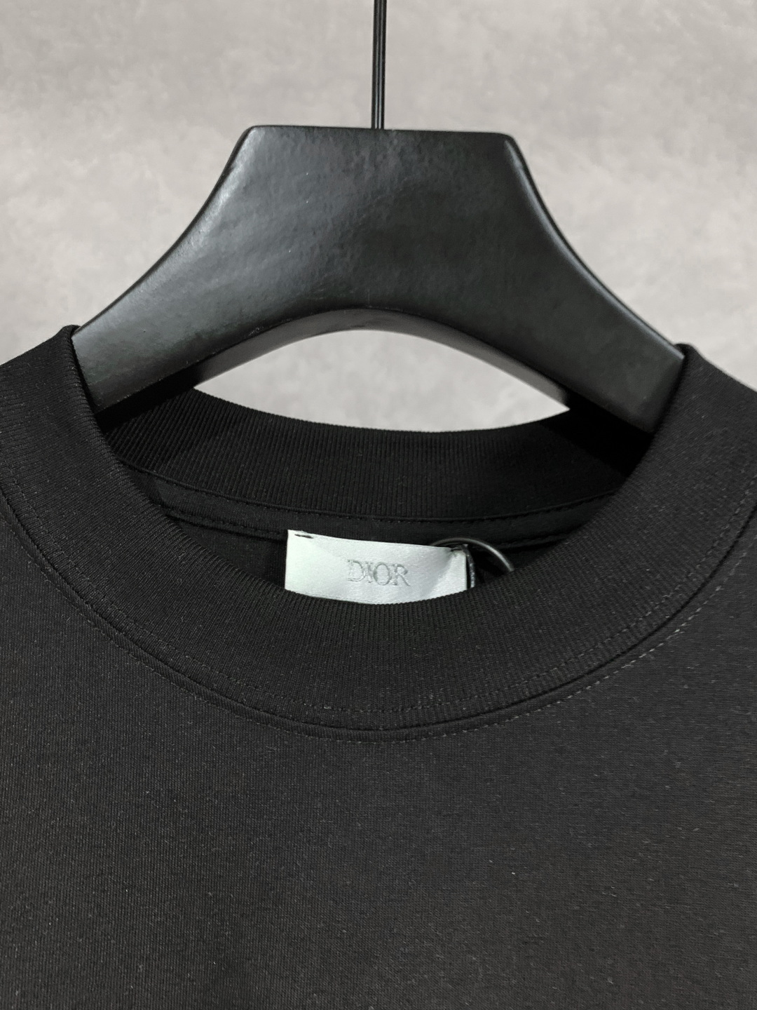 💰95
高品质
DIOR/迪奥 新款 涂鸦字母手绘圆领短袖T恤 采用数码手绘工艺，面料采用高端冰感索罗娜布料，宽松版型、全套辅料配备 面料柔软实厚 三标齐全，男女同款
码数 xs s m l