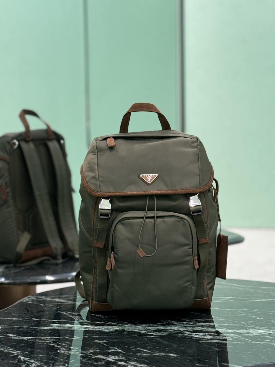 NO:582763,New Backpack This nylon backpack is decorated with contrasting suede trim, using creativity and technology to create a unique style. Multiple pockets and technical material padding on the back are quite design features. Dimensions: length 27x height 45x bottom 17cm, model number 2VZ135, Prada [top original order], prada, backpacks, chamois leather19860909新款双肩包 这款尼龙背包饰有撞色麂皮饰边,用创意与科技打造别致格调.多个口袋和科技材质加衬背面颇具设计特色. 尺寸长27x高45x底17cm 款号2VZ135,普拉达【顶级原单】,prada,backpacks,chamois leather,Bag