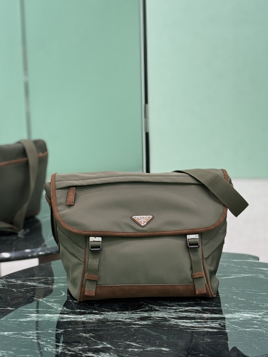 NO:575171,New messenger bag (large size) This messenger bag adopts a sporty design, decorated with suede details/calfskin/imported nylon fabric, large capacity, equipped with an adjustable shoulder strap. It shows a flexible and versatile modern style. The color mix is ​​very fashionable. Size length 34x height 29.5x bottom 14.5cm Style number 2VD052, Prada [top original order], prada, cowhide, chamois leather19860909新款邮差包(大号) 这款邮差包採用運動風格設計,飾有麂皮細節/小牛皮/进口尼龙面料组成,容量空间大,配有一条可调节肩带.展現靈活百搭的現代風格.颜色混搭非常时尚. 尺寸长34x高29.5x底14.5cm 款号2VD052,普拉达【顶级原单】,prada,cowhide,chamois leather,Bag