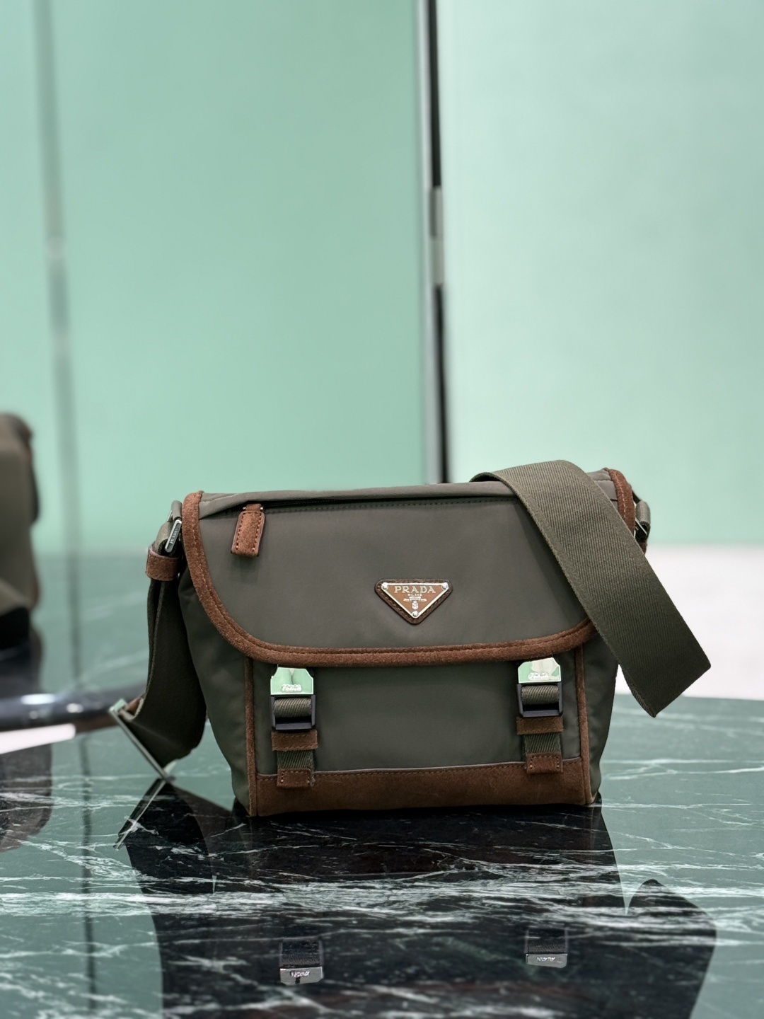 NO:575178,New messenger bag (small size) This messenger bag adopts a sports style design, decorated with suede details/calfskin/imported nylon fabric, large capacity, equipped with an adjustable shoulder strap. It shows a flexible and versatile modern style. The color mix is ​​very fashionable. Size length 20x height 19x bottom 10cm style number 2VD066, Prada [top original order], prada, cowhide, chamois leather19860909新款邮差包(小号) 这款邮差包採用運動風格設計,飾有麂皮細節/小牛皮/进口尼龙面料组成,容量空间大,配有一条可调节肩带.展現靈活百搭的現代風格.颜色混搭非常时尚. 尺寸长20x高19x底10cm 款号2VD066,普拉达【顶级原单】,prada,cowhide,chamois leather,Bag