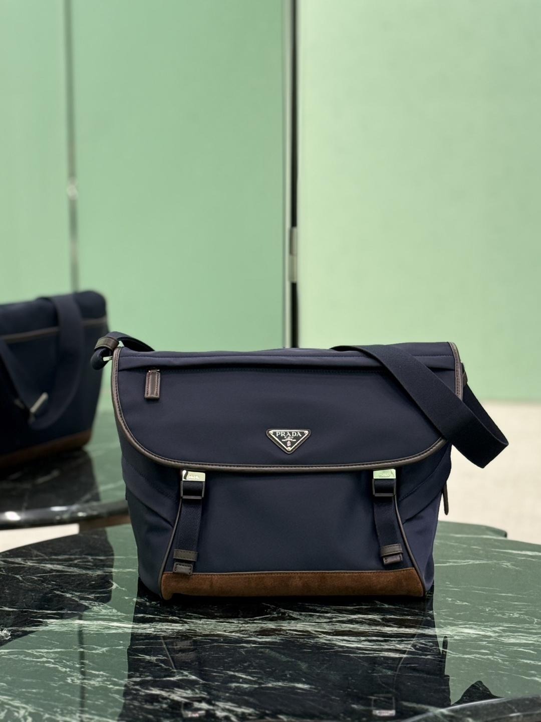 NO:582753,New messenger bag (large size) This messenger bag adopts a sporty design, decorated with suede details/calfskin/imported nylon fabric, large capacity, equipped with an adjustable shoulder strap. It shows a flexible and versatile modern style. The color mix is ​​very fashionable. Size length 34x height 29.5x bottom 14.5cm Style number 2VD052, Prada [top original order], prada, cowhide, chamois leather19860909新款邮差包(大号) 这款邮差包採用運動風格設計,飾有麂皮細節/小牛皮/进口尼龙面料组成,容量空间大,配有一条可调节肩带.展現靈活百搭的現代風格.颜色混搭非常时尚. 尺寸长34x高29.5x底14.5cm 款号2VD052,普拉达【顶级原单】,prada,cowhide,chamois leather,Bag