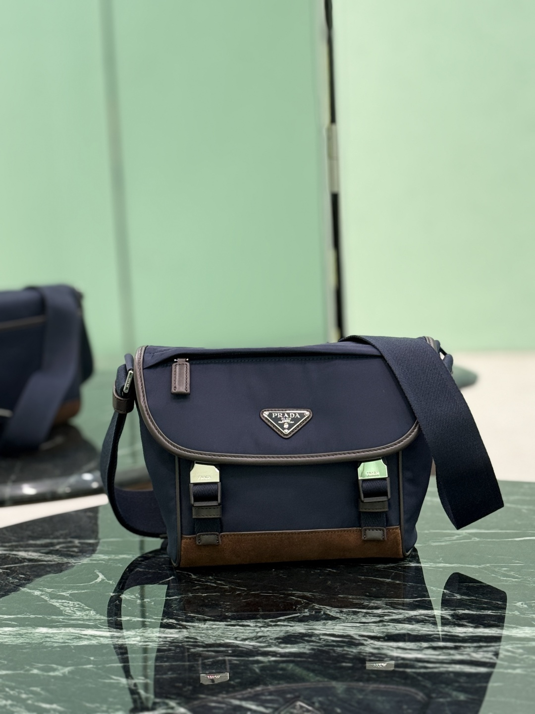 NO:582755,New messenger bag (small size) This messenger bag adopts a sports style design, decorated with suede details/calfskin/imported nylon fabric, large capacity, equipped with an adjustable shoulder strap. It shows a flexible and versatile modern style. The color mix is ​​very fashionable. Size length 20x height 19x bottom 10cm style number 2VD066, Prada [top original order], prada, cowhide, chamois leather19860909新款邮差包(小号) 这款邮差包採用運動風格設計,飾有麂皮細節/小牛皮/进口尼龙面料组成,容量空间大,配有一条可调节肩带.展現靈活百搭的現代風格.颜色混搭非常时尚. 尺寸长20x高19x底10cm 款号2VD066,普拉达【顶级原单】,prada,cowhide,chamois leather,Bag