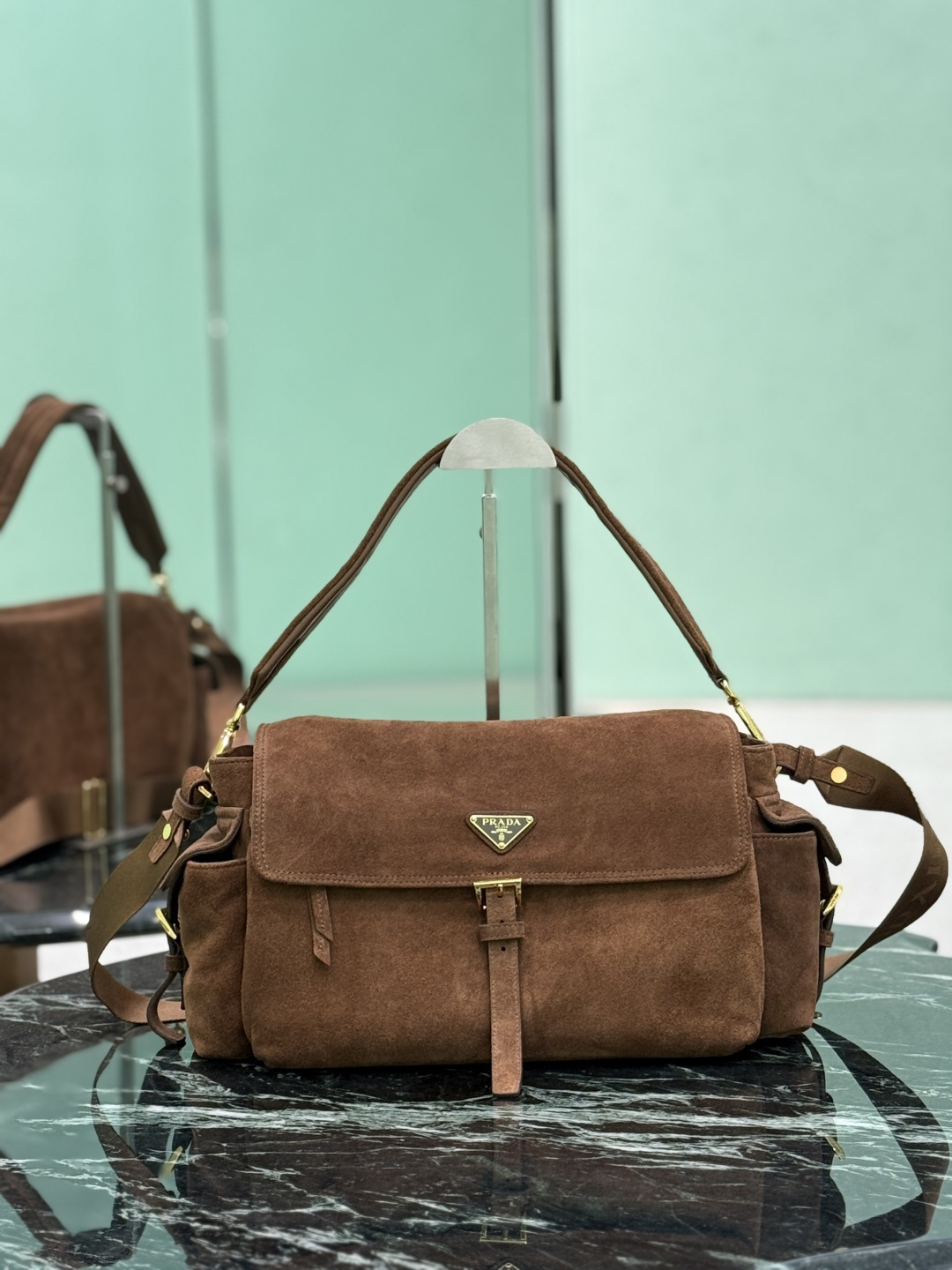 NO:852180,New messenger bag (large size) This handbag perfectly combines sophistication and functionality. It is made of imported suede with a soft silhouette and multiple pockets. The lightweight and practical design combines sporty and versatile elements, decorated with an enameled triangle metal logo and leather details. It comes with 2 detachable shoulder straps, the same style for men and women!  Dimensions: length 37.5×height 19×bottom 12cm, model number 1BD391 suede, Prada [price based on quantity], prada, chamois leather19860909新款邮差包(大号) 这款手袋完美融合精致与功能性,采用进口麂皮轮廓柔和,配有多个口袋.轻盈实用的设计结合运动与百搭元素,饰有涂珐琅三角形金属徽标,搭配皮革细节.配有2条肩带可拆卸,男女同款！ 尺寸长37.5×高19×底12cm 款号1BD391麂皮,普拉达【跑量价】,prada,chamois leather,Bag