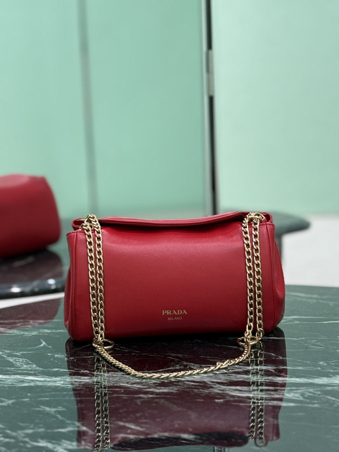NO:582586,The new autumn and winter 2025 Tumulte handbags show a dynamic and elegant posture, expressing an authentic and personalized style. The Nappa leather design features soft side pleats and arcs, forming a delicate and feminine silhouette. The handbag is decorated with sliding chain handles, which can be combined to wear this accessory in different ways. Chain handle, detachable chain shoulder strap, embossed letter logo on the front, flip magnetic buckle closure. Dimensions: length 24cm x width 13cm x height 13cm  Style number 1BD395, Prada [top original order], prada198609092025秋冬新款 Tumulte手袋展现出动感与高雅的姿态,表达真实而个性化的风格.Nappa皮革设计以柔软的侧褶和弧线为特色,形成精致而女性化的廓形.手袋饰有滑动链条手柄,可组合以不同方式佩戴此配饰.链条手提柄,可拆卸链条肩带,正面压花字母徽标,翻盖磁扣开合. 尺寸长24cm×宽13cm×高13cm 款号1BD395,普拉达【顶级原单】,prada,Bag