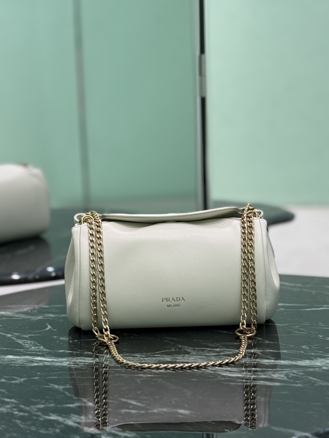 NO:582604,The new autumn and winter 2025 Tumulte handbags show a dynamic and elegant posture, expressing an authentic and personalized style. The Nappa leather design features soft side pleats and arcs, forming a delicate and feminine silhouette. The handbag is decorated with sliding chain handles, which can be combined to wear this accessory in different ways. Chain handle, detachable chain shoulder strap, embossed letter logo on the front, flip magnetic buckle closure. Dimensions: length 24cm x width 13cm x height 13cm  Style number 1BD395, Prada [top original order], prada198609092025秋冬新款 Tumulte手袋展现出动感与高雅的姿态,表达真实而个性化的风格.Nappa皮革设计以柔软的侧褶和弧线为特色,形成精致而女性化的廓形.手袋饰有滑动链条手柄,可组合以不同方式佩戴此配饰.链条手提柄,可拆卸链条肩带,正面压花字母徽标,翻盖磁扣开合. 尺寸长24cm×宽13cm×高13cm 款号1BD395,普拉达【顶级原单】,prada,Bag