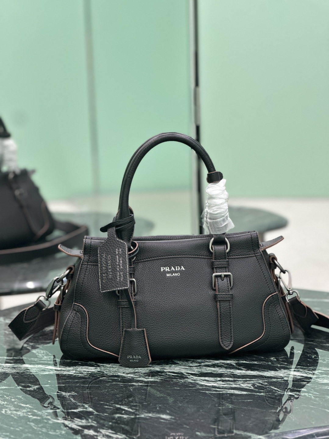 NO:688573,New handbag This bag returns to the roots of Prada DNA with a design that evokes the theme of travel. This compact and versatile leather silhouette, rich in texture and irregular texture, comes with a detachable shoulder strap that can be worn in many ways. Reinforced corners, inspired by travel bags. Style number 1BG604 Dimensions 35×22×11cm, Prada [top original], prada, prada, travel bags19860909新款手提包 这款包袋以设计重返Prada DNA的根源,唤起旅行主题.这款紧凑多功能的皮革廓形,质地丰富且纹理不规则,配有可拆卸肩带,可多种方式佩戴.加固的角落,灵感源自旅行包. 款号1BG604 尺寸35×22×11cm,普拉达【顶级原单】,prada,prada,travel bags,Bag