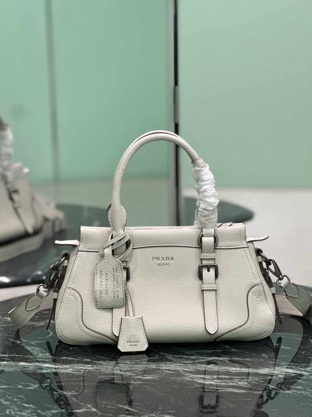 NO:688582,New handbag This bag returns to the roots of Prada DNA with a design that evokes the theme of travel. This compact and versatile leather silhouette, rich in texture and irregular texture, comes with a detachable shoulder strap that can be worn in many ways. Reinforced corners, inspired by travel bags. Style number 1BG604 Dimensions 35×22×11cm, Prada [top original], prada, prada, travel bags19860909新款手提包 这款包袋以设计重返Prada DNA的根源,唤起旅行主题.这款紧凑多功能的皮革廓形,质地丰富且纹理不规则,配有可拆卸肩带,可多种方式佩戴.加固的角落,灵感源自旅行包. 款号1BG604 尺寸35×22×11cm,普拉达【顶级原单】,prada,prada,travel bags,Bag