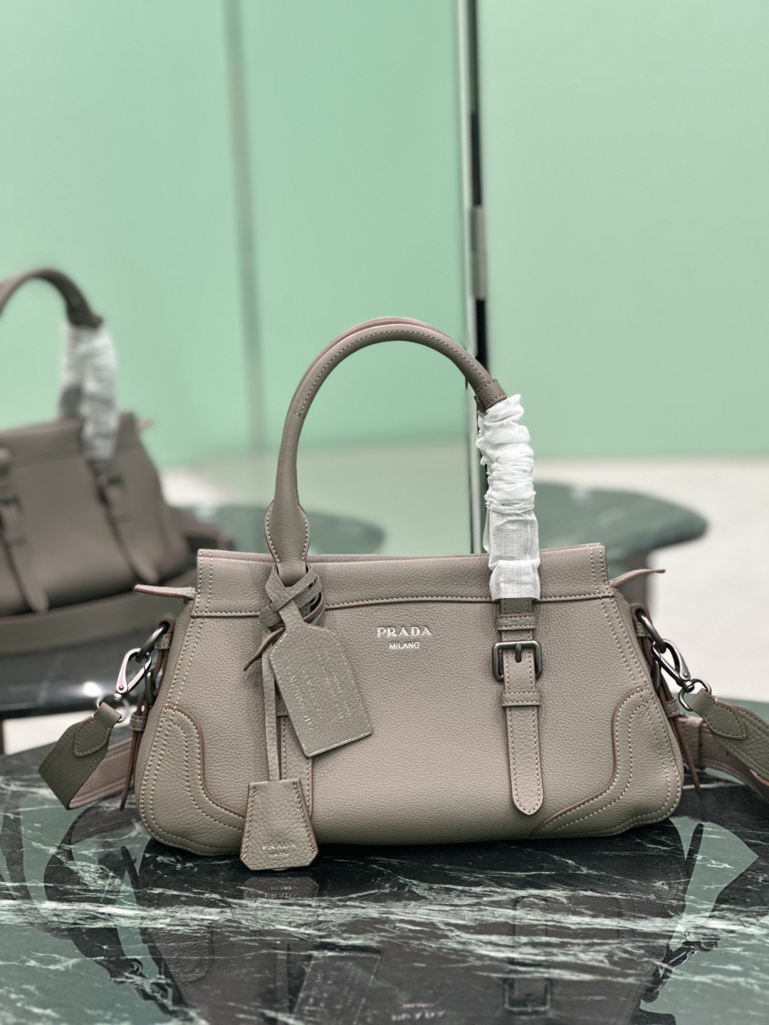 NO:688592,New handbag This bag returns to the roots of Prada DNA with a design that evokes the theme of travel. This compact and versatile leather silhouette, rich in texture and irregular texture, comes with a detachable shoulder strap that can be worn in many ways. Reinforced corners, inspired by travel bags. Style number 1BG604 Dimensions 35×22×11cm, Prada [top original], prada, prada, travel bags19860909新款手提包 这款包袋以设计重返Prada DNA的根源,唤起旅行主题.这款紧凑多功能的皮革廓形,质地丰富且纹理不规则,配有可拆卸肩带,可多种方式佩戴.加固的角落,灵感源自旅行包. 款号1BG604 尺寸35×22×11cm,普拉达【顶级原单】,prada,prada,travel bags,Bag