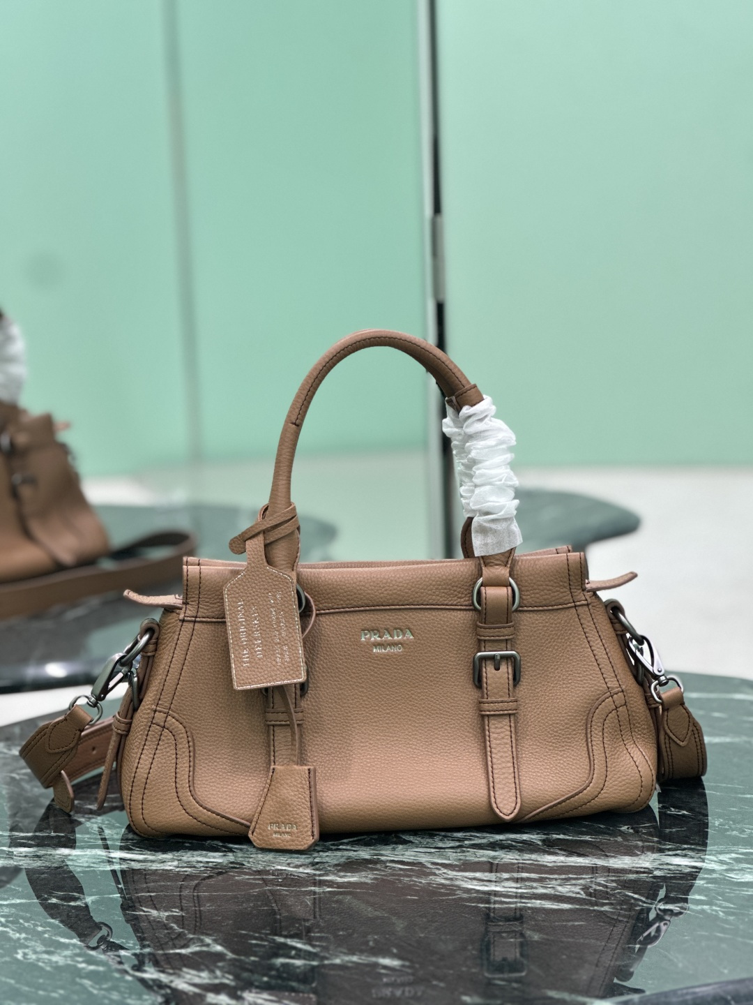 NO:688597,New handbag This bag returns to the roots of Prada DNA with a design that evokes the theme of travel. This compact and versatile leather silhouette, rich in texture and irregular texture, comes with a detachable shoulder strap that can be worn in many ways. Reinforced corners, inspired by travel bags. Style number 1BG604 Dimensions 35×22×11cm, Prada [top original], prada, prada, travel bags19860909新款手提包 这款包袋以设计重返Prada DNA的根源,唤起旅行主题.这款紧凑多功能的皮革廓形,质地丰富且纹理不规则,配有可拆卸肩带,可多种方式佩戴.加固的角落,灵感源自旅行包. 款号1BG604 尺寸35×22×11cm,普拉达【顶级原单】,prada,prada,travel bags,Bag