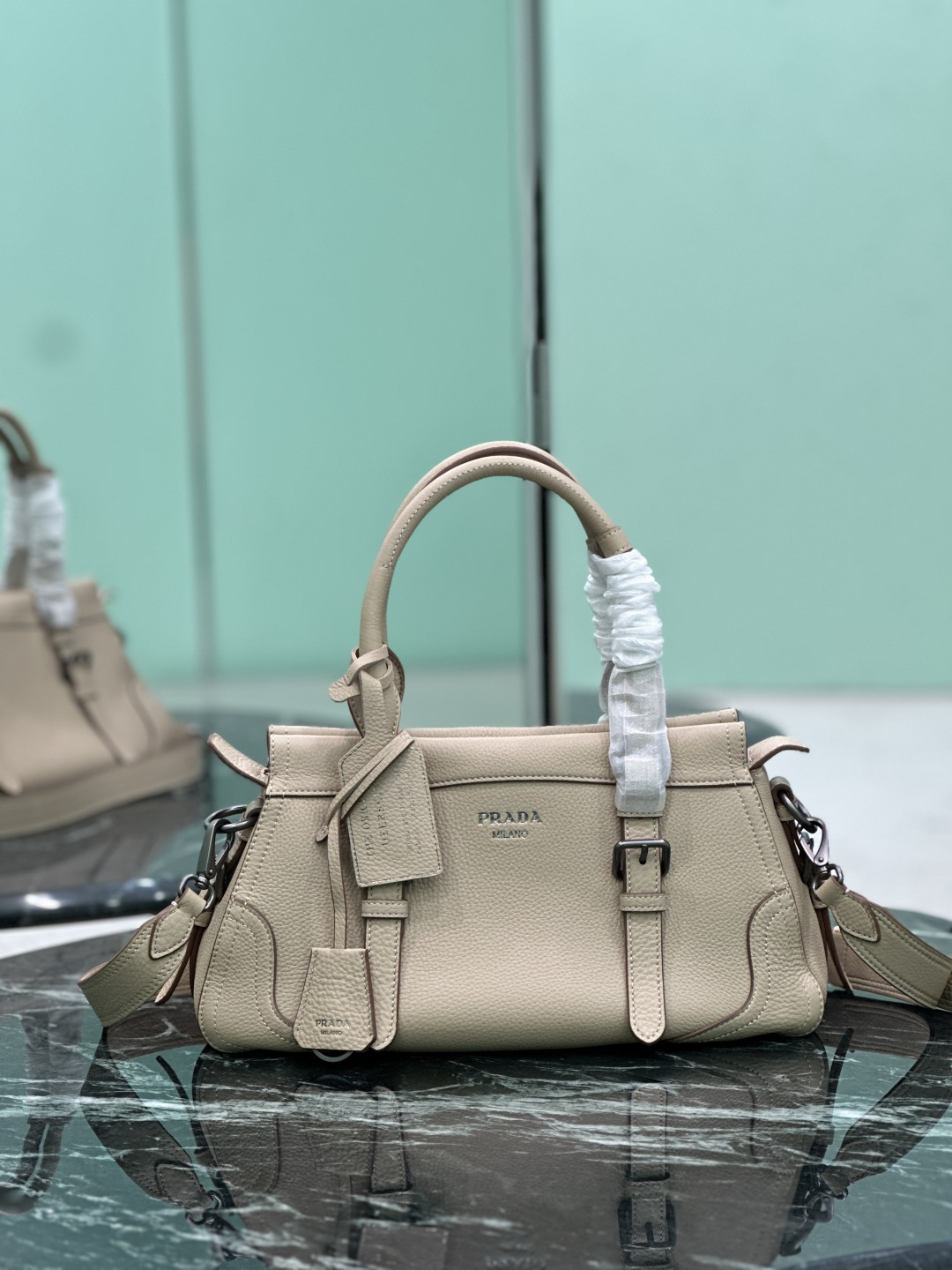 NO:688603,New handbag This bag returns to the roots of Prada DNA with a design that evokes the theme of travel. This compact and versatile leather silhouette, rich in texture and irregular texture, comes with a detachable shoulder strap that can be worn in many ways. Reinforced corners, inspired by travel bags. Style number 1BG604 Dimensions 35×22×11cm, Prada [top original], prada, prada, travel bags19860909新款手提包 这款包袋以设计重返Prada DNA的根源,唤起旅行主题.这款紧凑多功能的皮革廓形,质地丰富且纹理不规则,配有可拆卸肩带,可多种方式佩戴.加固的角落,灵感源自旅行包. 款号1BG604 尺寸35×22×11cm,普拉达【顶级原单】,prada,prada,travel bags,Bag