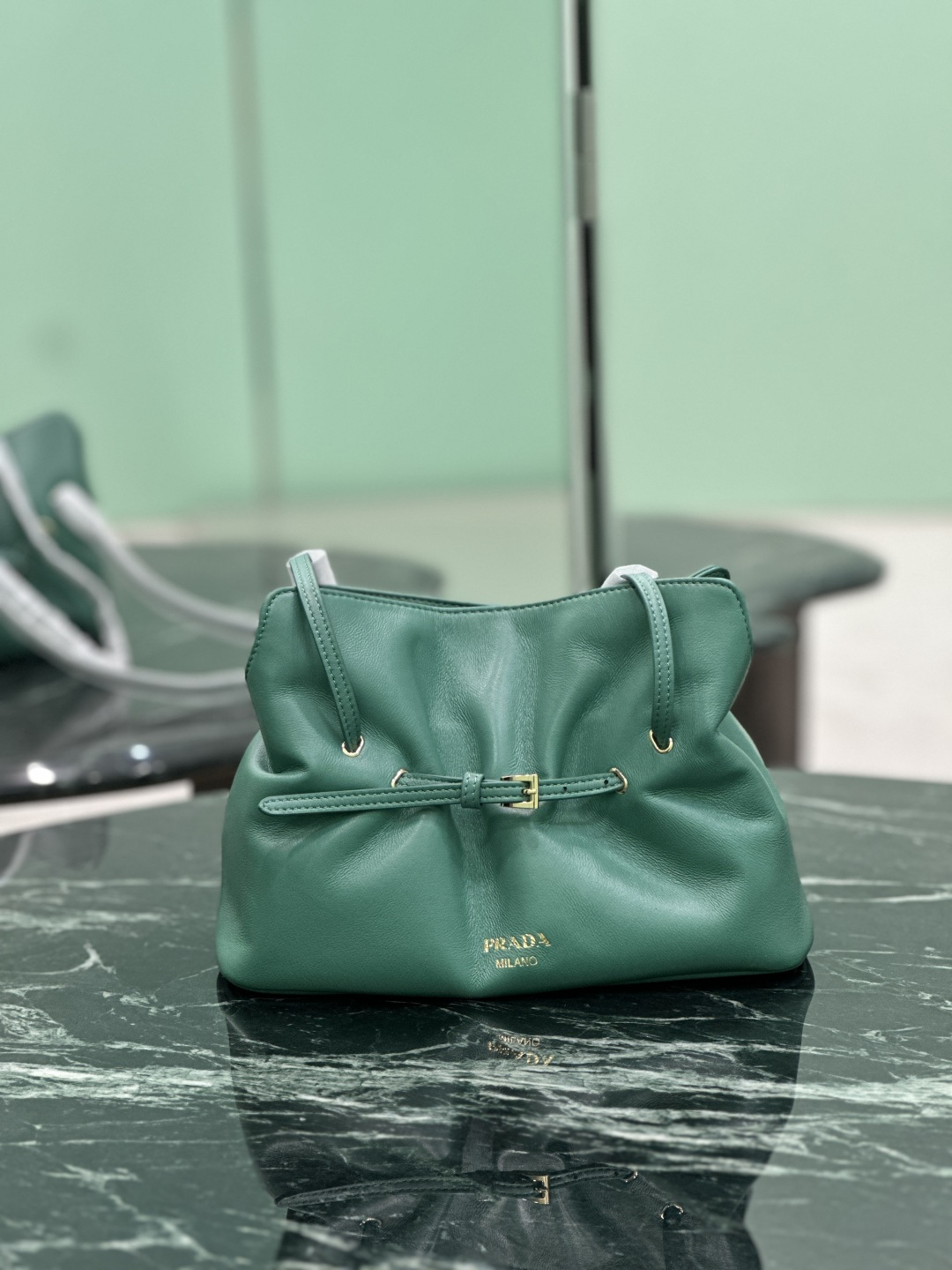 NO:688653,Cloud bag Dada handbag is carefully made of chic and noble sheepskin. The elegant and simple bag body design has smooth and elegant lines. The classic logo is embossed in gold on the front. The bag mouth is designed with a drawstring. The long handle can be carried by hand or under the armpit. The inner bag is equipped with a magnetic buckle. Size 25×17.5×11.5cm. Style number 1BG586, Prada [top original order], prada, sheepskin19860909云朵包Dada手袋 采用别致高贵羊皮精心打造,优雅简洁的包身设计线条流畅优雅,正面经典logo金色压印徽标,袋口为抽绳设计 长手柄可手提可腋下背内袋设有磁扣开合. 尺寸25×17.5×11.5cm 款号1BG586,普拉达【顶级原单】,prada,sheepskin,Bag