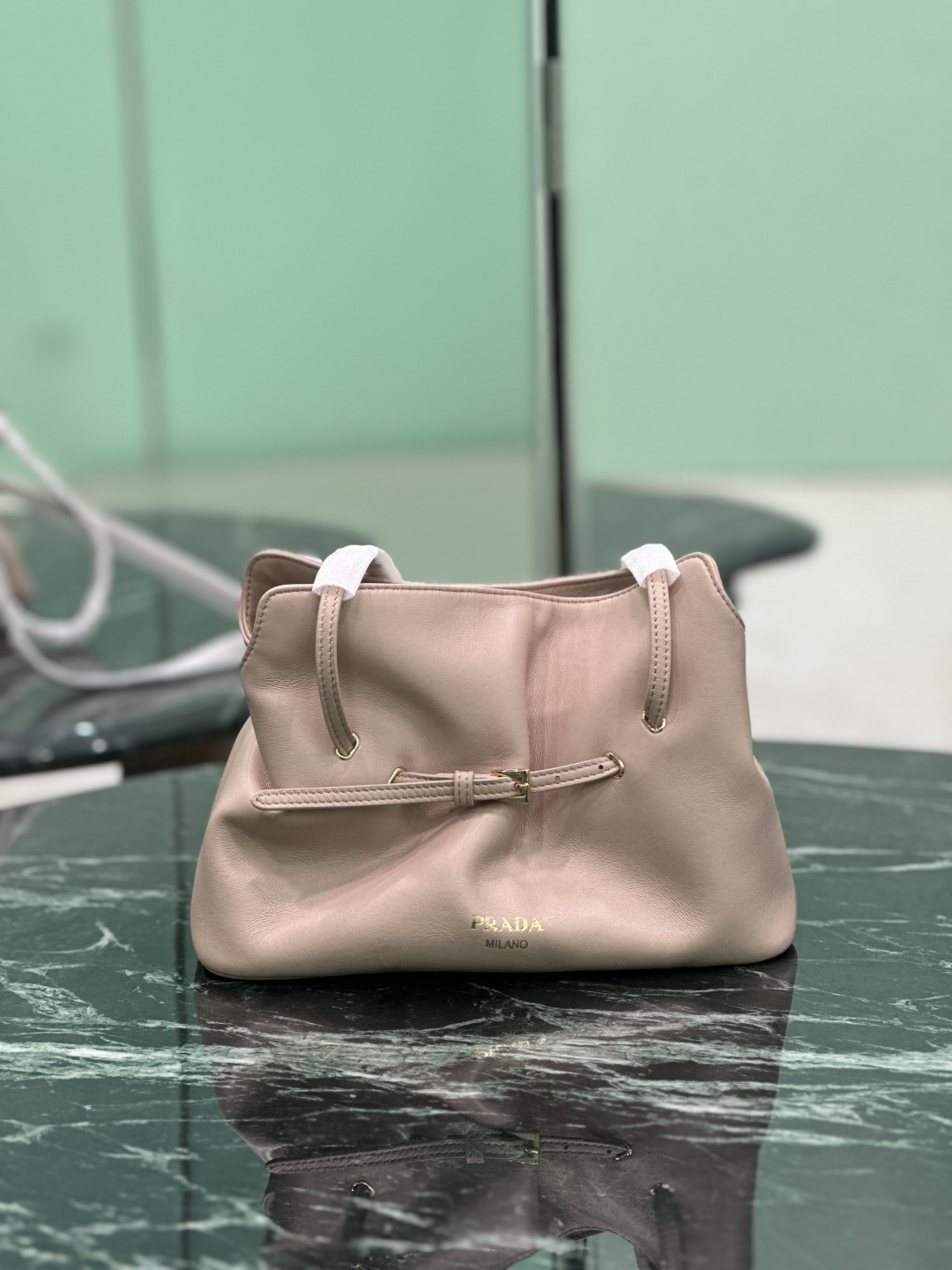 NO:688609,Cloud bag Dada handbag is carefully made of chic and noble sheepskin. The elegant and simple bag body design has smooth and elegant lines. The classic logo is embossed in gold on the front. The bag mouth is designed with a drawstring. The long handle can be carried by hand or under the armpit. The inner bag is equipped with a magnetic buckle. Size 25×17.5×11.5cm. Style number 1BG586, Prada [top original order], prada, sheepskin19860909云朵包Dada手袋 采用别致高贵羊皮精心打造,优雅简洁的包身设计线条流畅优雅,正面经典logo金色压印徽标,袋口为抽绳设计 长手柄可手提可腋下背内袋设有磁扣开合. 尺寸25×17.5×11.5cm 款号1BG586,普拉达【顶级原单】,prada,sheepskin,Bag