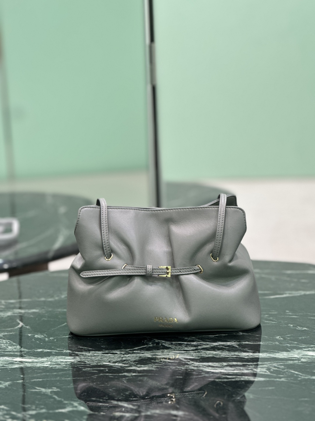 NO:688625,Cloud bag Dada handbag is carefully made of chic and noble sheepskin. The elegant and simple bag body design has smooth and elegant lines. The classic logo is embossed in gold on the front. The bag mouth is designed with a drawstring. The long handle can be carried by hand or under the armpit. The inner bag is equipped with a magnetic buckle. Size 25×17.5×11.5cm. Style number 1BG586, Prada [top original order], prada, sheepskin19860909云朵包Dada手袋 采用别致高贵羊皮精心打造,优雅简洁的包身设计线条流畅优雅,正面经典logo金色压印徽标,袋口为抽绳设计 长手柄可手提可腋下背内袋设有磁扣开合. 尺寸25×17.5×11.5cm 款号1BG586,普拉达【顶级原单】,prada,sheepskin,Bag