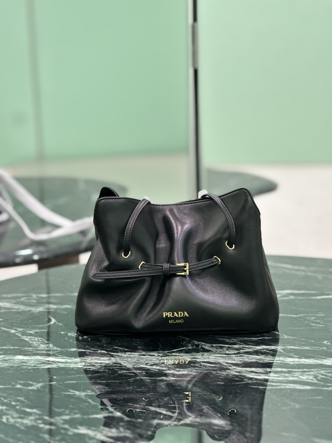 NO:688663,Cloud bag Dada handbag is carefully made of chic and noble sheepskin. The elegant and simple bag body design has smooth and elegant lines. The classic logo is embossed in gold on the front. The bag mouth is designed with a drawstring. The long handle can be carried by hand or under the armpit. The inner bag is equipped with a magnetic buckle. Size 25×17.5×11.5cm. Style number 1BG586, Prada [top original order], prada, sheepskin19860909云朵包Dada手袋 采用别致高贵羊皮精心打造,优雅简洁的包身设计线条流畅优雅,正面经典logo金色压印徽标,袋口为抽绳设计 长手柄可手提可腋下背内袋设有磁扣开合. 尺寸25×17.5×11.5cm 款号1BG586,普拉达【顶级原单】,prada,sheepskin,Bag