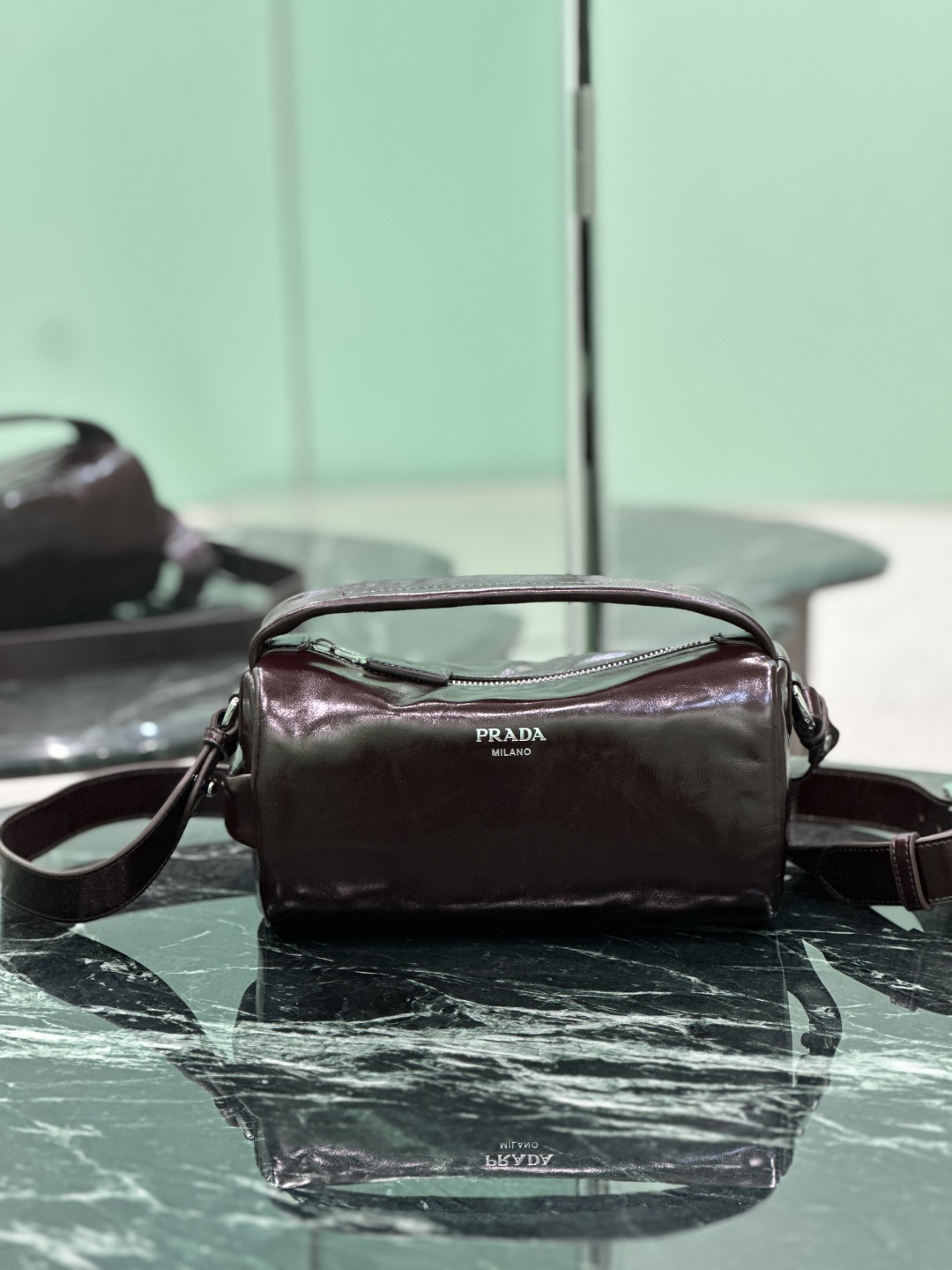 NO:688619,Boston oiled leather This Boston handbag is fashionable and compact, and its design is inspired by retro designs and details. The oiled cowhide has a glossy effect, giving the accessory a soft and unique appearance, and is embellished with a metal letter logo. It is equipped with a detachable long shoulder strap and has large capacity. Dimensions: length 24x height 11x base 11cm. Style number 2VH188, Prada [top original order], prada, cowhide19860909波士顿油腊皮 这款波士顿手袋時尚小巧,設計靈感取自復古設計及細節,油腊牛皮採用光泽效果,使配飾呈現柔軟獨特外型,更綴以金屬字母標誌.配有一条可拆卸长肩带,容量空间大. 尺寸长24x高11x底11cm 款号2VH188,普拉达【顶级原单】,prada,cowhide,Bag