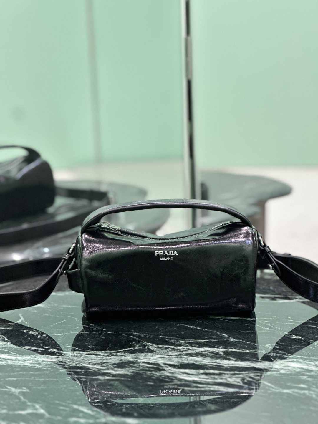 NO:688631,Boston oiled leather This Boston handbag is fashionable and compact, and its design is inspired by retro designs and details. The oiled cowhide has a glossy effect, giving the accessory a soft and unique appearance, and is embellished with a metal letter logo. It is equipped with a detachable long shoulder strap and has large capacity. Dimensions: length 24x height 11x base 11cm. Style number 2VH188, Prada [top original order], prada, cowhide19860909波士顿油腊皮 这款波士顿手袋時尚小巧,設計靈感取自復古設計及細節,油腊牛皮採用光泽效果,使配飾呈現柔軟獨特外型,更綴以金屬字母標誌.配有一条可拆卸长肩带,容量空间大. 尺寸长24x高11x底11cm 款号2VH188,普拉达【顶级原单】,prada,cowhide,Bag