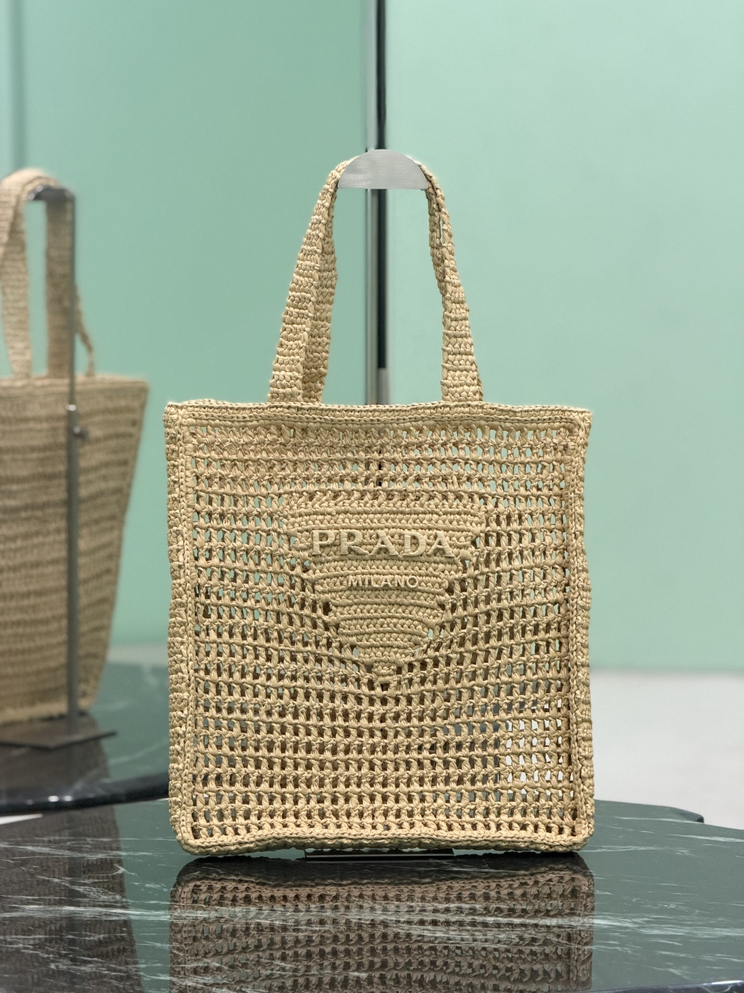 NO:852193,New Season Woven Bag This crochet handbag features a soft deconstructed design with a light texture that makes you look forward to summer. The front is decorated with a new interpretation of the iconic logo and the center is embellished with embroidered letter logo. Raffia effect yarn. Crochet knitted handle. Dimensions: length 36×height 38×base 3cm. Style number 1BG393A, Prada [price in volume], prada19860909新季编织包 这款钩针编织手提包采用柔软的解构设计,质地轻盈,令人不禁期待夏天,正面饰有全新演绎的标志性,中心则点缀着刺绣字母logo 拉菲草效果纱线 钩编针织手柄. 尺寸长36×高38×底3cm 款号1BG393A,普拉达【跑量价】,prada,Bag