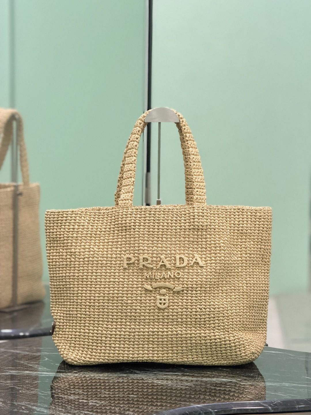 NO:880192,New woven tote bag (large size) This tote bag is made of lightweight natural raffia fiber with a summery feel. The soft deconstructed design gives the bag a unique modern charm. The iconic Prada lettering logo embroidery on the front cleverly embellishes the silhouette. The striped pattern adds contrasting elements. So summery!  Very versatile for everyday use. Size 40cm long x 34 high x 15cm wide. Style number 1BG392, Prada [price based on quantity], prada, prada, totes19860909新编织托特包(大号) 这款托特包采用洋溢夏日风情的轻质天然酒椰纤维打造,柔和的解构式设计赋予包身别样的现代魅力.正面标志性的Prada刻字徽标刺绣巧妙点缀廓形.条纹图案平添撞色元素.好有夏天风格！非常百搭日常. Size长40cm×高34×宽15cm 款号1BG392,普拉达【跑量价】,prada,prada,totes,Bag