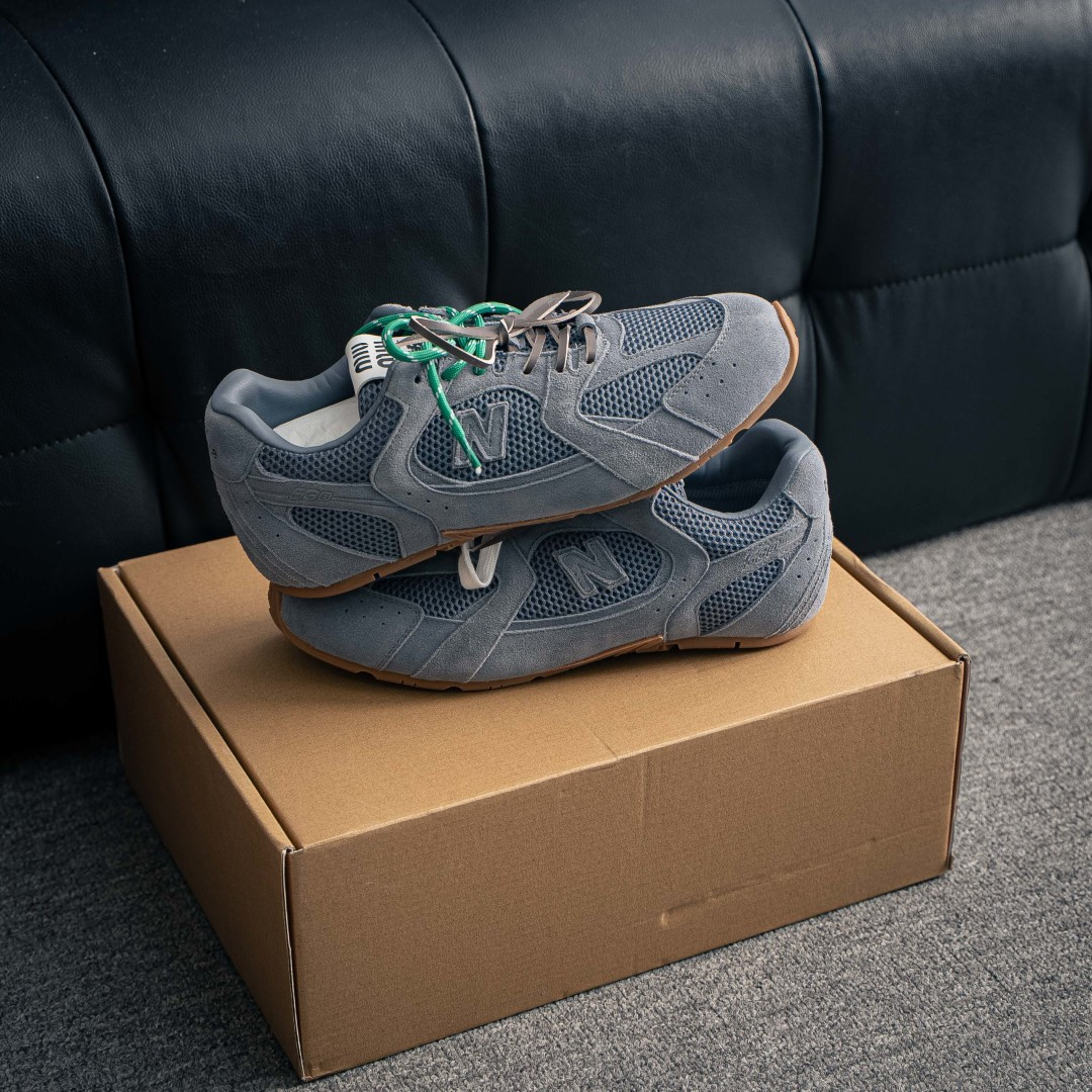 350 顶级礼盒版本 Miu Miu缪缪 x New Balance NB530 银色联名复古运动休闲阿甘德训鞋-Chinese UA Cheap High Quatity Brand Clothes Bags handbags Sneakers wholesale wholesaler seller from China Factory suppliers Fashion Clothing Shoes best Quality Beautiful Price 350 顶级礼盒版本 Miu Miu缪缪 x New Balance NB530 银色联名复古运动休闲阿甘德训鞋