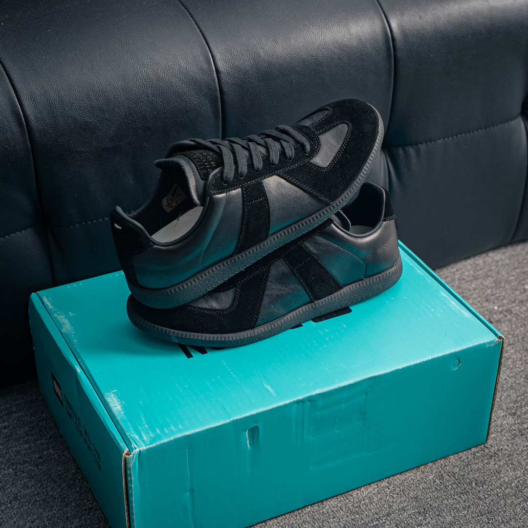 350 马丁·马吉拉/Maison Margiela 22 Classic Replica Leather Low Sneaker 系列低帮经典绅士德训平底百搭小白板鞋“黑焦糖底