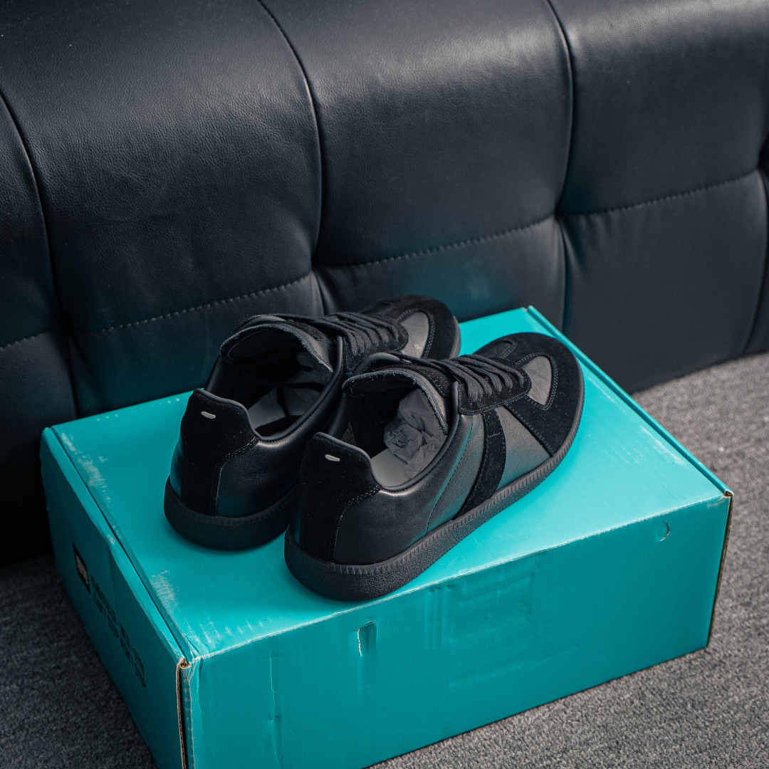 350 马丁·马吉拉/Maison Margiela 22 Classic Replica Leather Low Sneaker 系列低帮经典绅士德训平底百搭小白板鞋“黑焦糖底