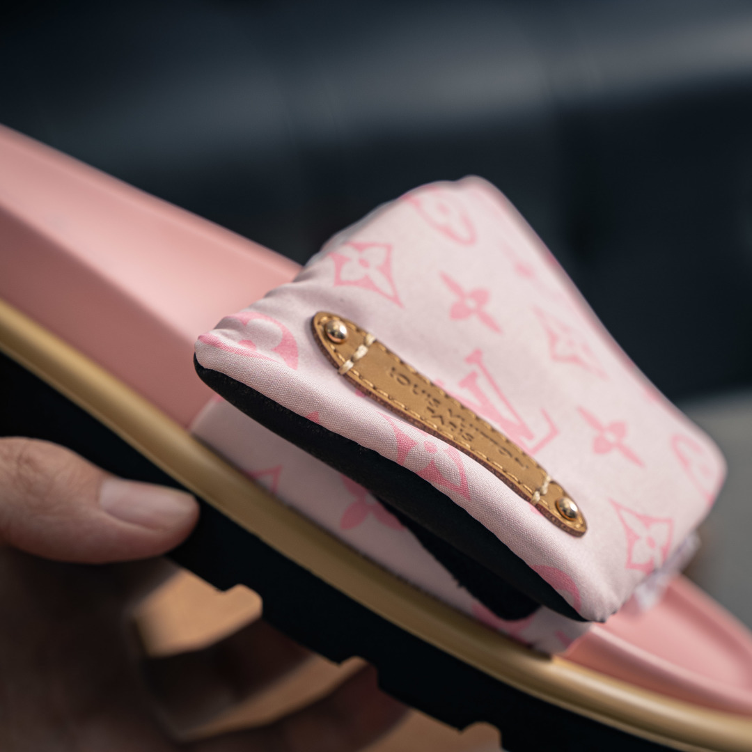 220 Louis Vuitton 2026 专柜 春夏新款 最高限定 专柜上新 LV情侣厚底魔术贴拖鞋-Chinese UA Cheap High Quatity Brand Clothes Bags handbags Sneakers wholesale wholesaler seller from China Factory suppliers Fashion Clothing Shoes best Quality Beautiful Price 220 Louis Vuitton 2026 专柜 春夏新款 最高限定 专柜上新 LV情侣厚底魔术贴拖鞋
