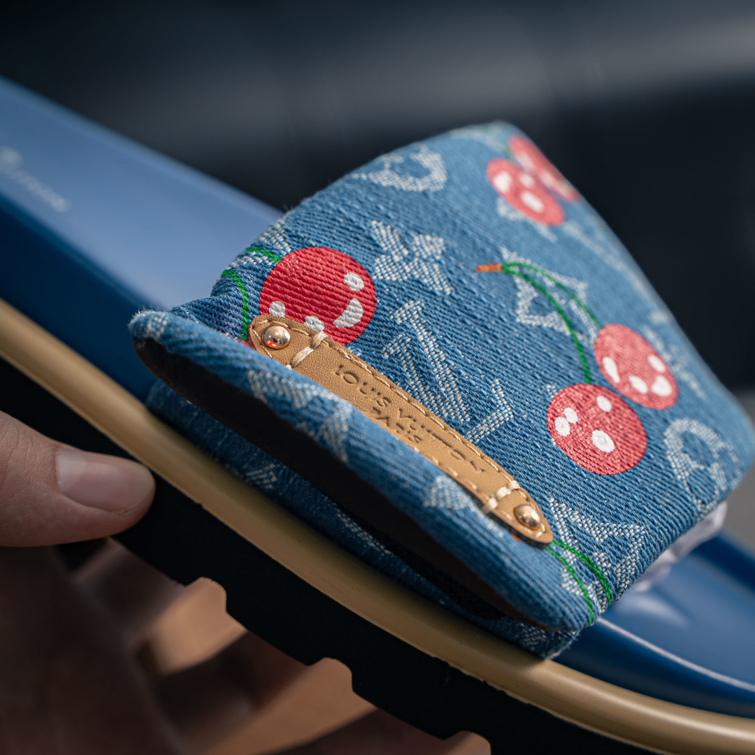 220 Louis Vuitton 2026 专柜 春夏新款 最高限定 专柜上新 LV情侣厚底魔术贴拖鞋-Chinese UA Cheap High Quatity Brand Clothes Bags handbags Sneakers wholesale wholesaler seller from China Factory suppliers Fashion Clothing Shoes best Quality Beautiful Price 220 Louis Vuitton 2026 专柜 春夏新款 最高限定 专柜上新 LV情侣厚底魔术贴拖鞋