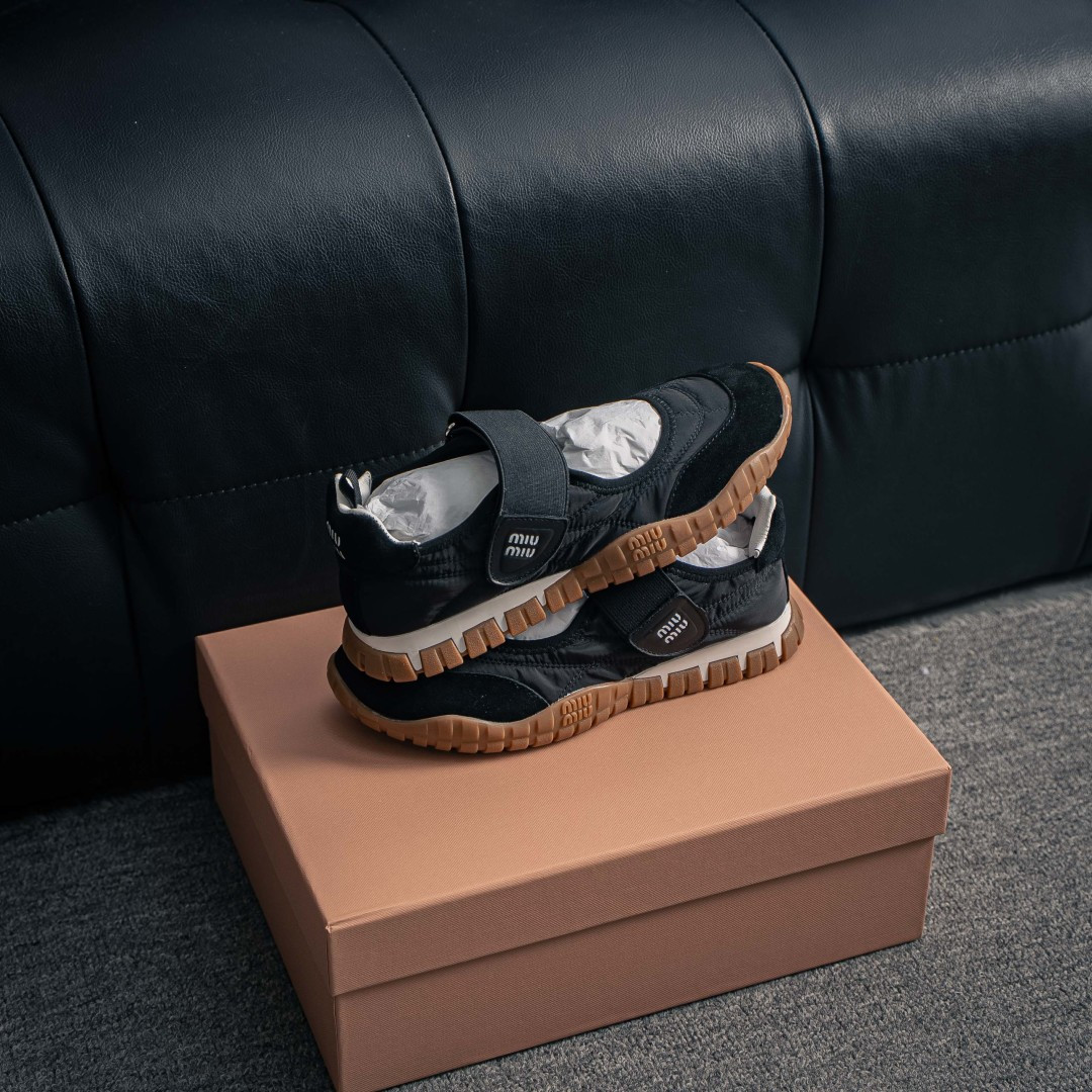 300 miumiu．缪缪2026 早春新品科技面料和绒 面小牛皮轮胎运动鞋魔术贴款凉鞋