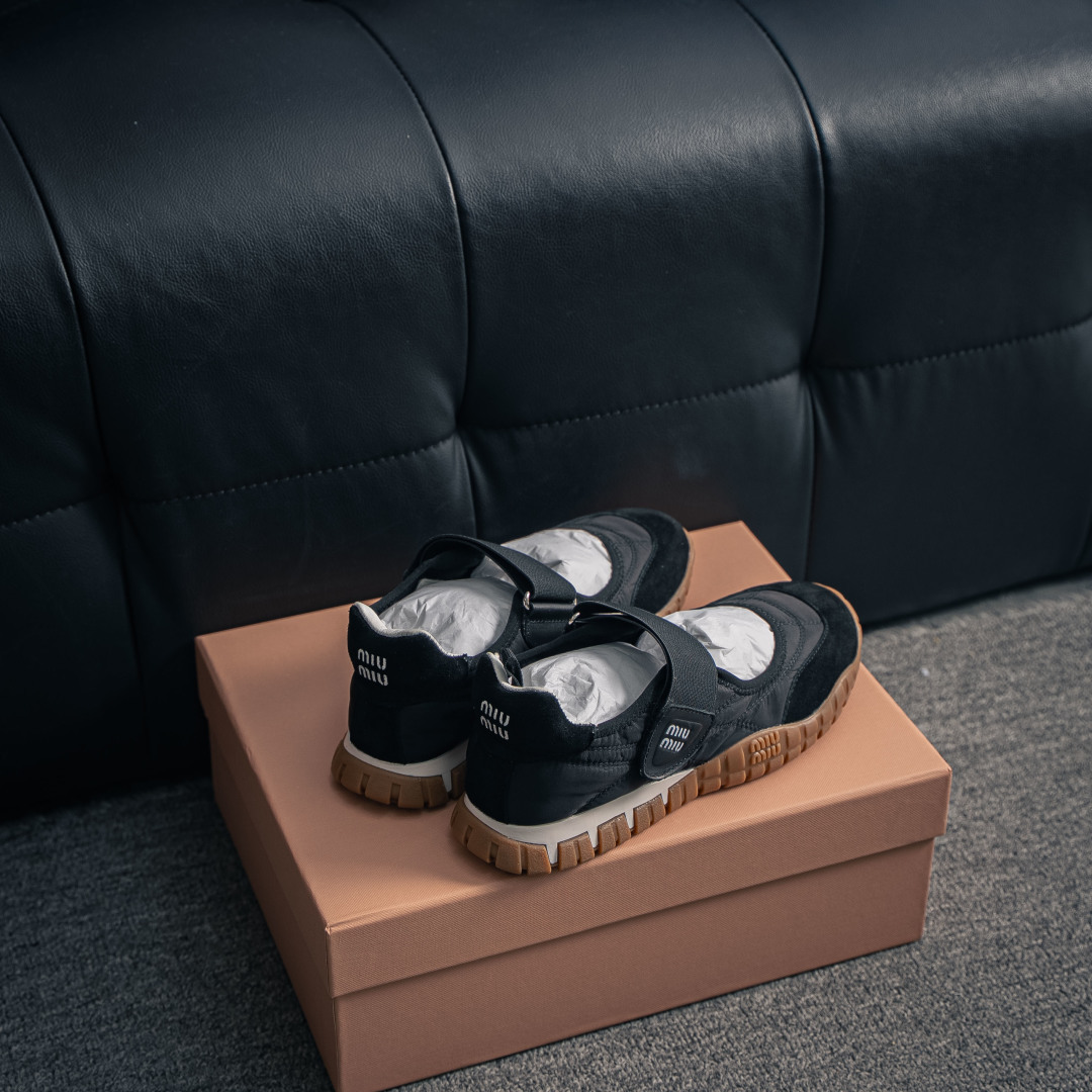 300 miumiu．缪缪2026 早春新品科技面料和绒 面小牛皮轮胎运动鞋魔术贴款凉鞋