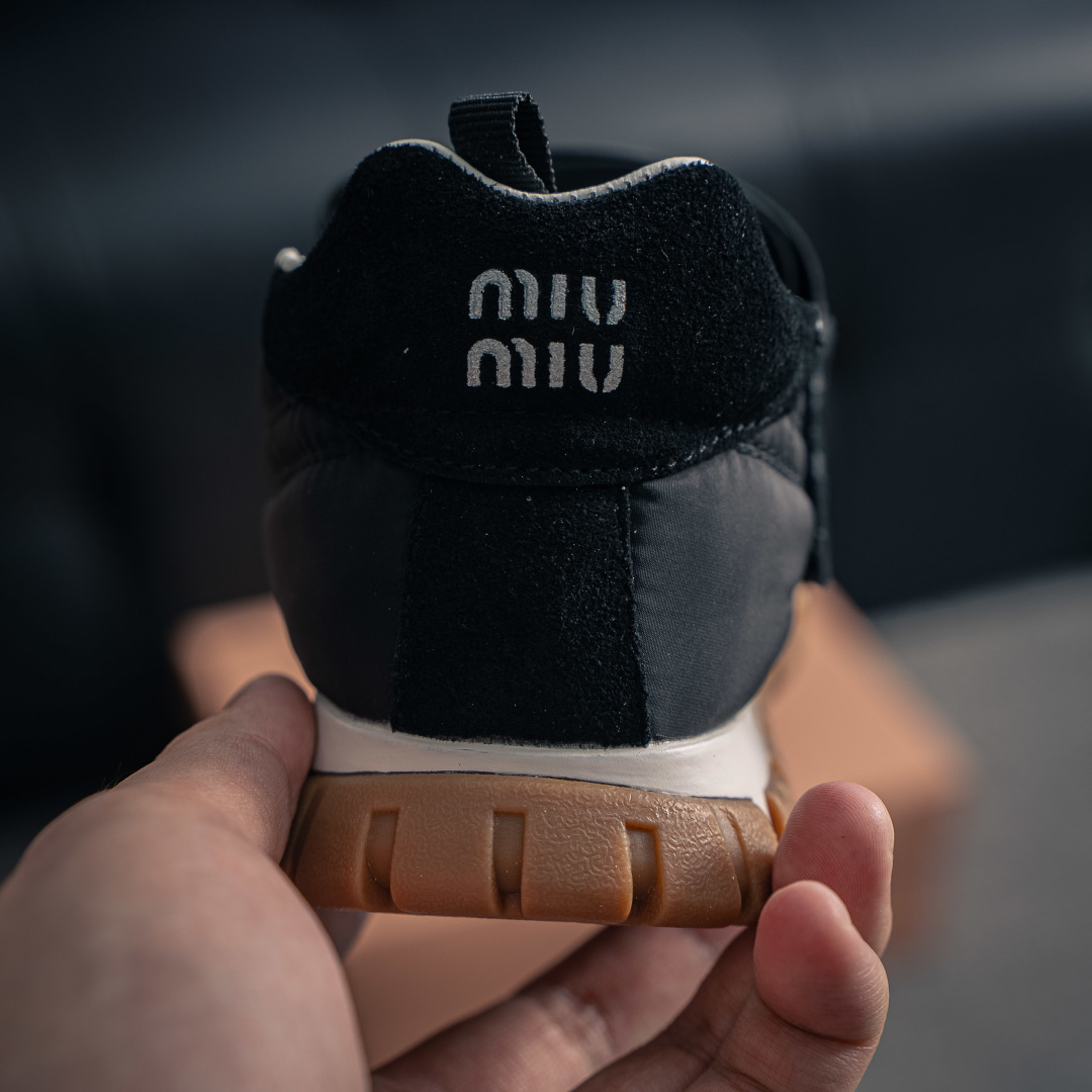 300 miumiu．缪缪2026 早春新品科技面料和绒 面小牛皮轮胎运动鞋魔术贴款凉鞋
