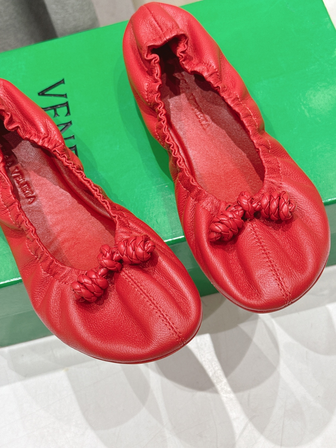 高版本出厂 Bottega Veneta/BV F065 2026ss新款浅口玛丽珍平底鞋芭蕾舞鞋 小圆头的设计 通勤必 高版本出厂 Bottega Veneta/BV F065 2026ss新款浅口玛丽珍平底鞋芭蕾舞鞋 小圆头的设计 通勤必