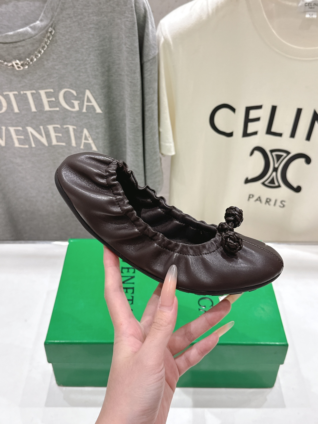 高版本出厂 Bottega Veneta/BV F065 2026ss新款浅口玛丽珍平底鞋芭蕾舞鞋 小圆头的设计 通勤必 高版本出厂 Bottega Veneta/BV F065 2026ss新款浅口玛丽珍平底鞋芭蕾舞鞋 小圆头的设计 通勤必