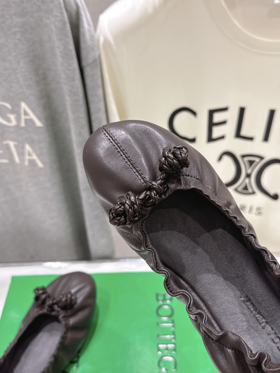 高版本出厂 Bottega Veneta/BV F065 2026ss新款浅口玛丽珍平底鞋芭蕾舞鞋 小圆头的设计 通勤必 高版本出厂 Bottega Veneta/BV F065 2026ss新款浅口玛丽珍平底鞋芭蕾舞鞋 小圆头的设计 通勤必