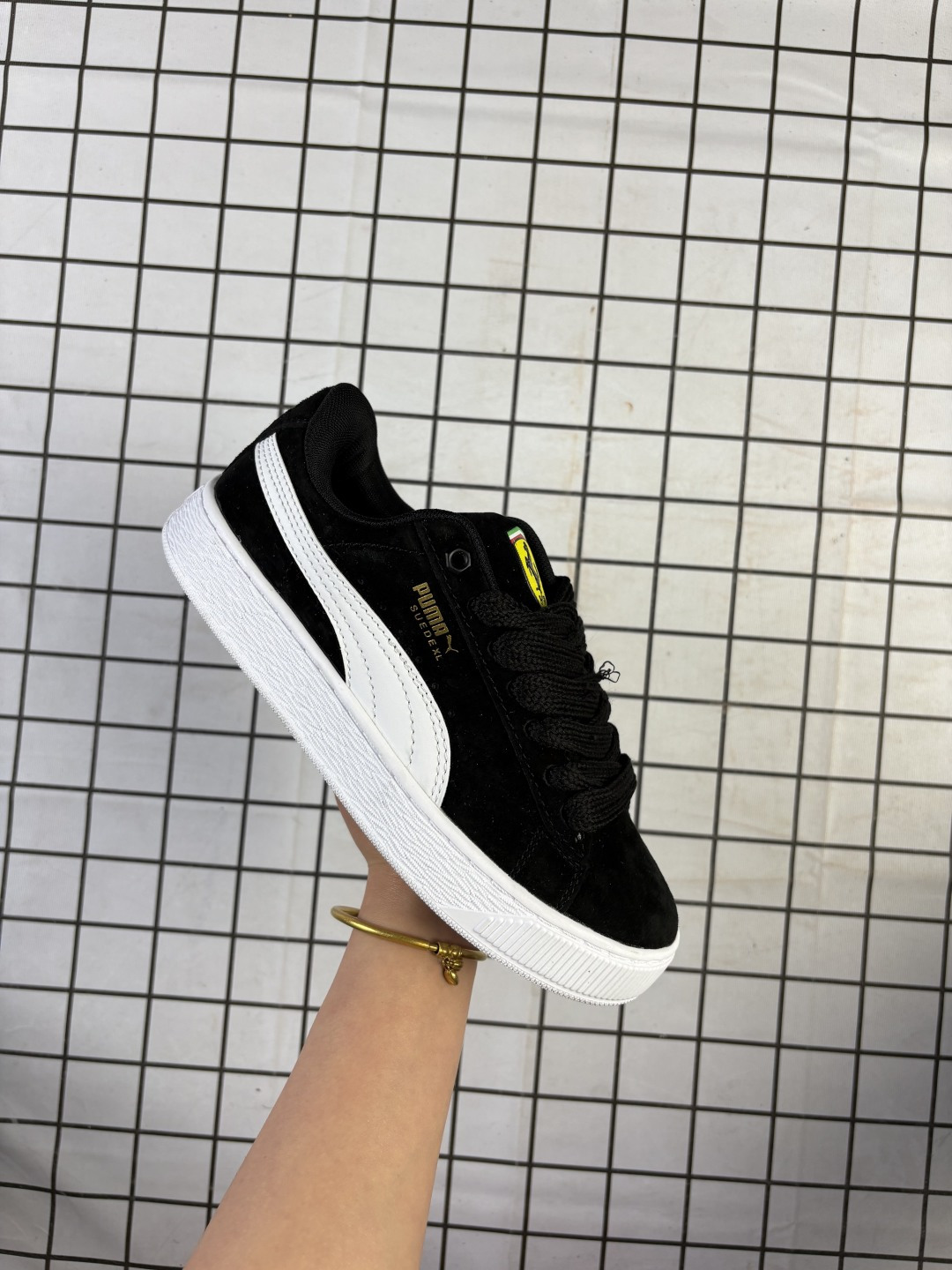 特价得️ 【特价🔥】彪马(PUMA)休闲板鞋 Suede XL系列经典翻毛皮厚底防滑耐磨舒适透气运动鞋 新年穿有型/时尚/穿搭/球鞋/穿搭/时尚/潮流/面包鞋/PUMA面包鞋,情侣必备!这款PUMA Suede XL面包鞋,以其宽大厚实的鞋型和复古潮流感吸引眼球.👟全皮材质,让鞋面质感柔软细腻,彰显高品质.👣 圆润饱满的鞋头设计,不仅保护脚趾,还增加了鞋子的立体感.👂 宽大的鞋舌,可能印有经典的PUMA标志或其他品牌标识,部分款式采用刺绣工艺,更加精致立体.🌀 与鞋面颜色相配的纯色鞋带,穿过金属或塑料质地的鞋眼,确保穿着舒适稳定.🛤️ 橡胶大底,质地坚韧,耐磨防滑,科学设计的鞋底纹路提供良好抓地力.💑 作为情侣款,鞋子设计注重男女通用风格,让情侣双方穿着时展现协调统一的视觉效果. 含半码 编码:698