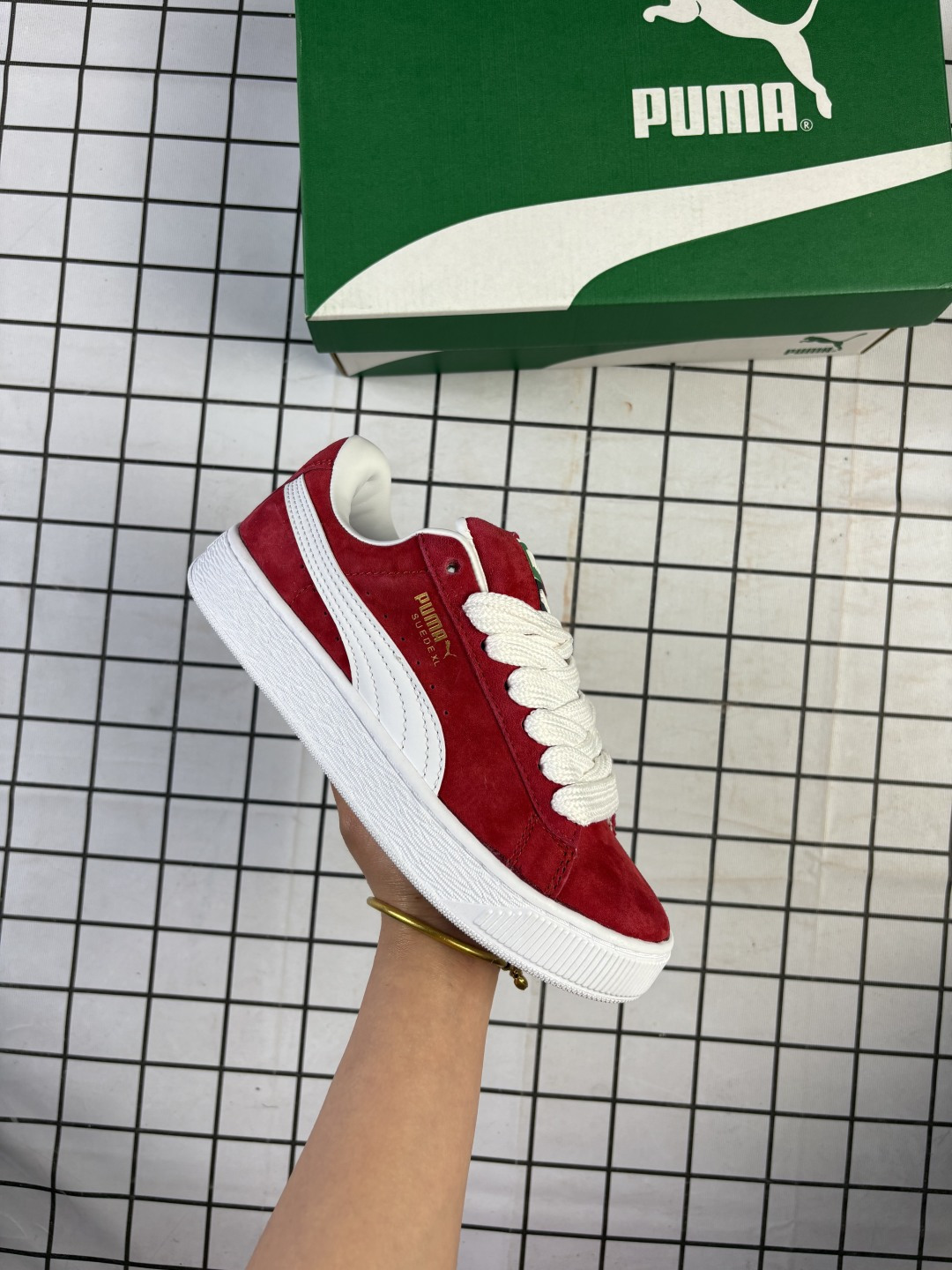 特价得️ 【特价🔥】彪马(PUMA)休闲板鞋 Suede XL系列经典翻毛皮厚底防滑耐磨舒适透气运动鞋 新年穿有型/时尚/穿搭/球鞋/穿搭/时尚/潮流/面包鞋/PUMA面包鞋,情侣必备!这款PUMA Suede XL面包鞋,以其宽大厚实的鞋型和复古潮流感吸引眼球.👟全皮材质,让鞋面质感柔软细腻,彰显高品质.👣 圆润饱满的鞋头设计,不仅保护脚趾,还增加了鞋子的立体感.👂 宽大的鞋舌,可能印有经典的PUMA标志或其他品牌标识,部分款式采用刺绣工艺,更加精致立体.🌀 与鞋面颜色相配的纯色鞋带,穿过金属或塑料质地的鞋眼,确保穿着舒适稳定.🛤️ 橡胶大底,质地坚韧,耐磨防滑,科学设计的鞋底纹路提供良好抓地力.💑 作为情侣款,鞋子设计注重男女通用风格,让情侣双方穿着时展现协调统一的视觉效果. 含半码 编码:698