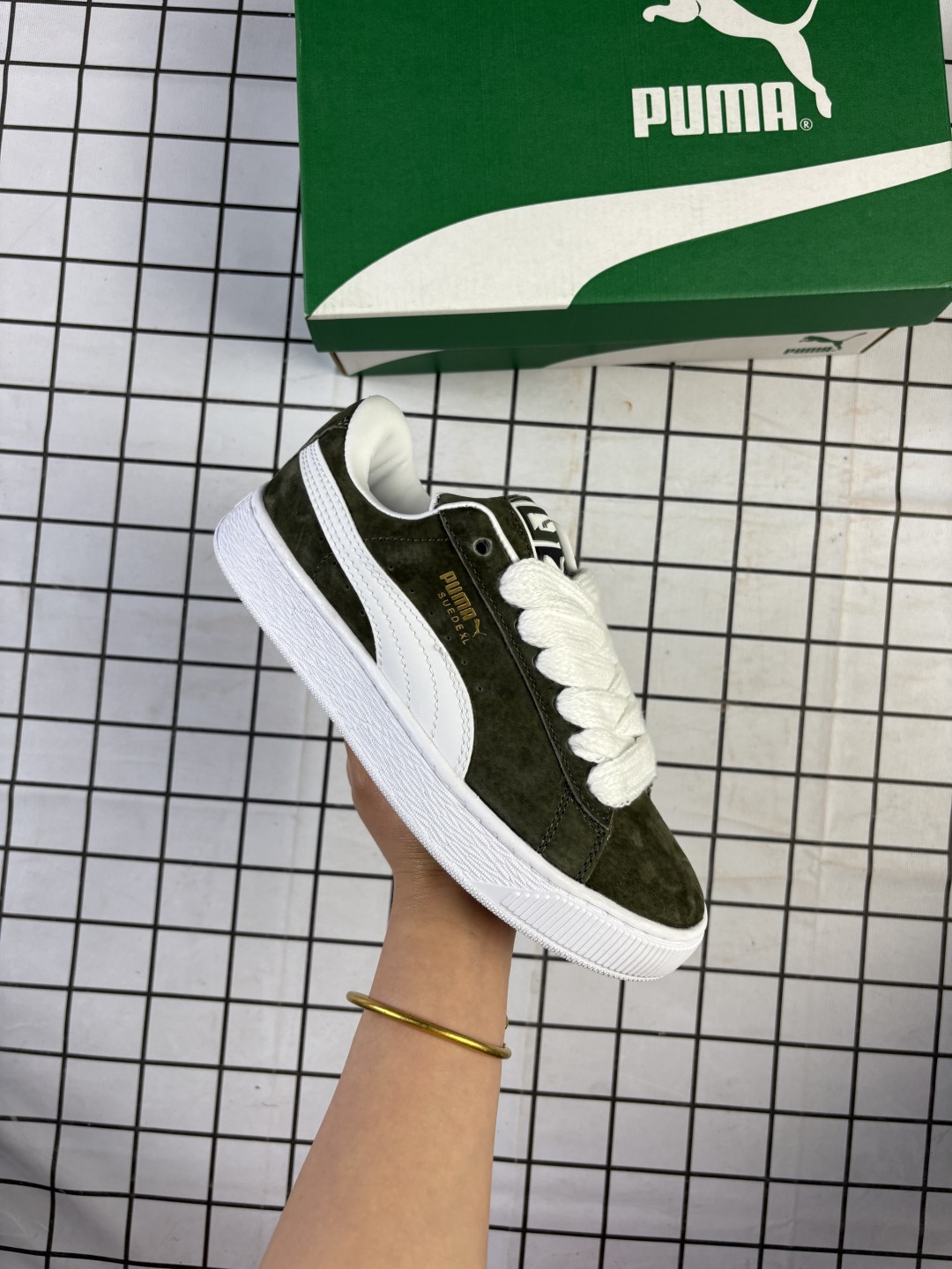 特价得️ 【特价🔥】彪马(PUMA)休闲板鞋 Suede XL系列经典翻毛皮厚底防滑耐磨舒适透气运动鞋 新年穿有型/时尚/穿搭/球鞋/穿搭/时尚/潮流/面包鞋/PUMA面包鞋,情侣必备!这款PUMA Suede XL面包鞋,以其宽大厚实的鞋型和复古潮流感吸引眼球.👟全皮材质,让鞋面质感柔软细腻,彰显高品质.👣 圆润饱满的鞋头设计,不仅保护脚趾,还增加了鞋子的立体感.👂 宽大的鞋舌,可能印有经典的PUMA标志或其他品牌标识,部分款式采用刺绣工艺,更加精致立体.🌀 与鞋面颜色相配的纯色鞋带,穿过金属或塑料质地的鞋眼,确保穿着舒适稳定.🛤️ 橡胶大底,质地坚韧,耐磨防滑,科学设计的鞋底纹路提供良好抓地力.💑 作为情侣款,鞋子设计注重男女通用风格,让情侣双方穿着时展现协调统一的视觉效果. 含半码 编码:698