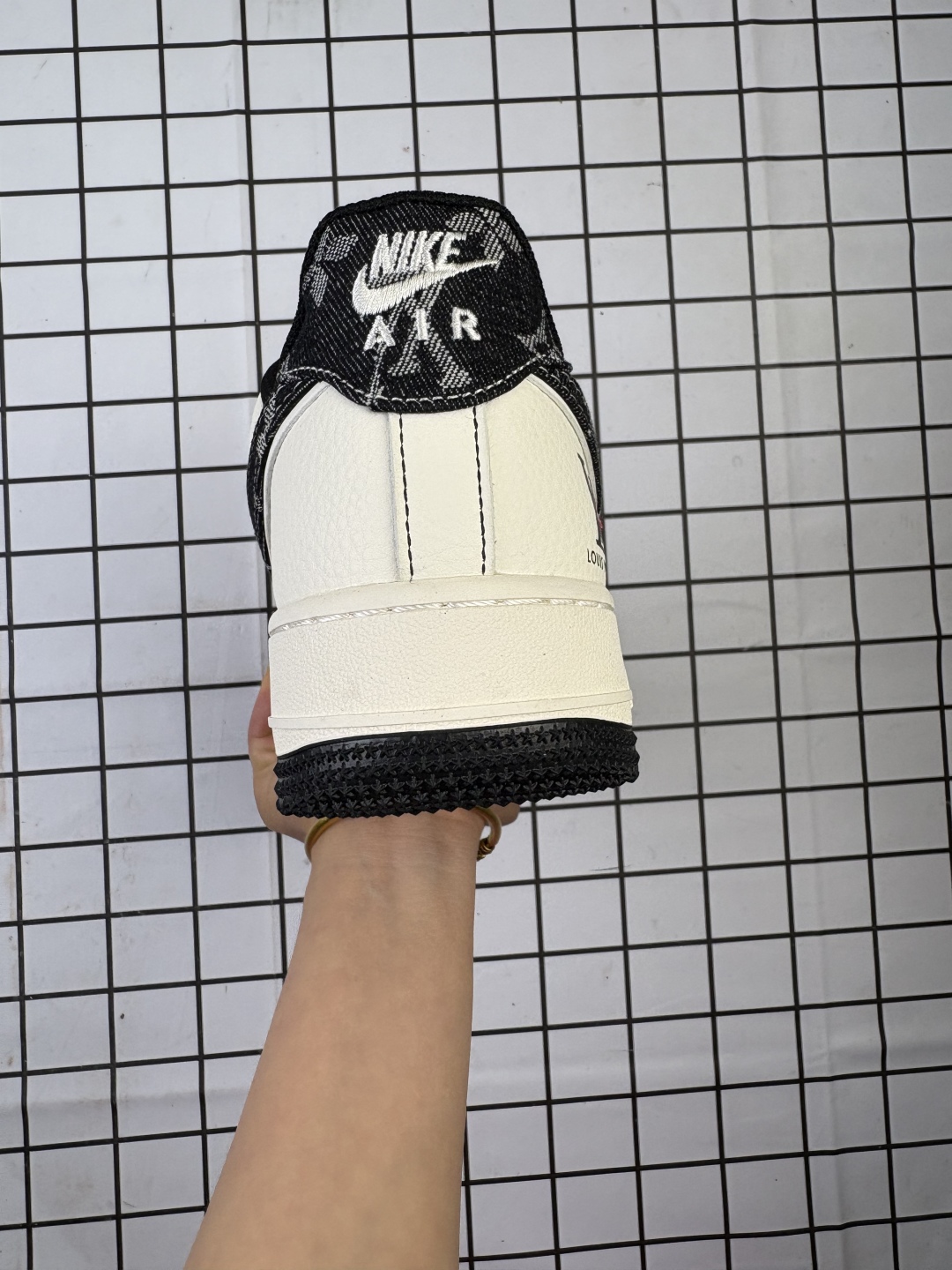 💰260
公司级✅耐克Nike Air Force 1“07 LV8空军一号低帮百搭休闲运动板鞋。柔软、弹性十足的缓震性能和出色的中底设计，横跨复古与现代的外型结合，造就出风靡全球三十多年的Force 1。
货号:YX5066-347
尺码:36 36.5 37.5 38 38.5 39 40 40.5 41 42 42.5 43 44 45
编码正H