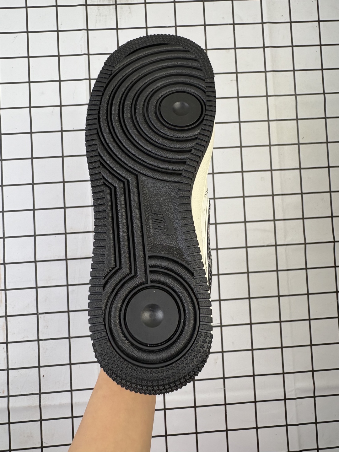 💰260
公司级✅耐克Nike Air Force 1“07 LV8空军一号低帮百搭休闲运动板鞋。柔软、弹性十足的缓震性能和出色的中底设计，横跨复古与现代的外型结合，造就出风靡全球三十多年的Force 1。
货号:YX5066-347
尺码:36 36.5 37.5 38 38.5 39 40 40.5 41 42 42.5 43 44 45
编码正H