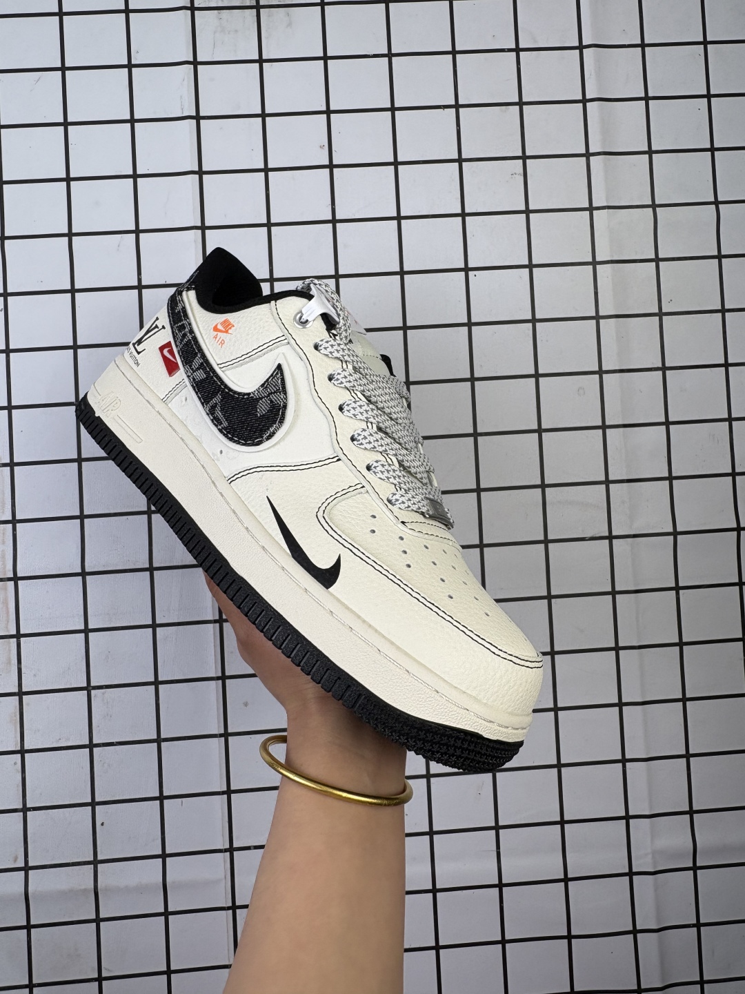 💰260
公司级✅耐克Nike Air Force 1“07 LV8空军一号低帮百搭休闲运动板鞋。柔软、弹性十足的缓震性能和出色的中底设计，横跨复古与现代的外型结合，造就出风靡全球三十多年的Force 1。
货号:YX5066-347
尺码:36 36.5 37.5 38 38.5 39 40 40.5 41 42 42.5 43 44 45
编码正H