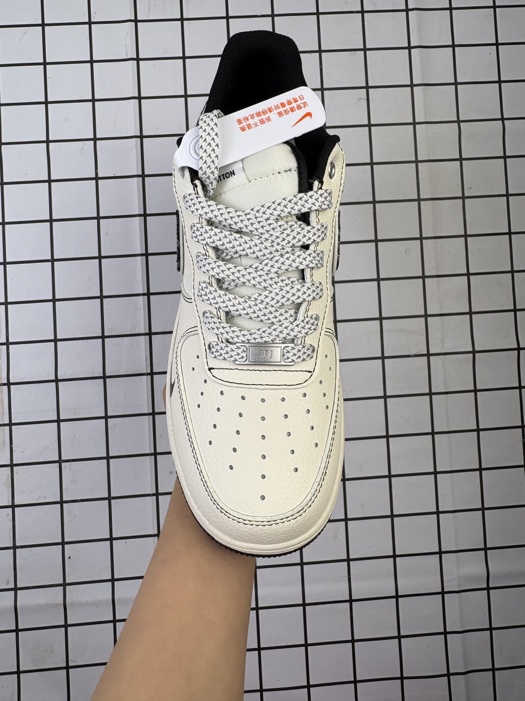 💰260
公司级✅耐克Nike Air Force 1“07 LV8空军一号低帮百搭休闲运动板鞋。柔软、弹性十足的缓震性能和出色的中底设计，横跨复古与现代的外型结合，造就出风靡全球三十多年的Force 1。
货号:YX5066-347
尺码:36 36.5 37.5 38 38.5 39 40 40.5 41 42 42.5 43 44 45
编码正H