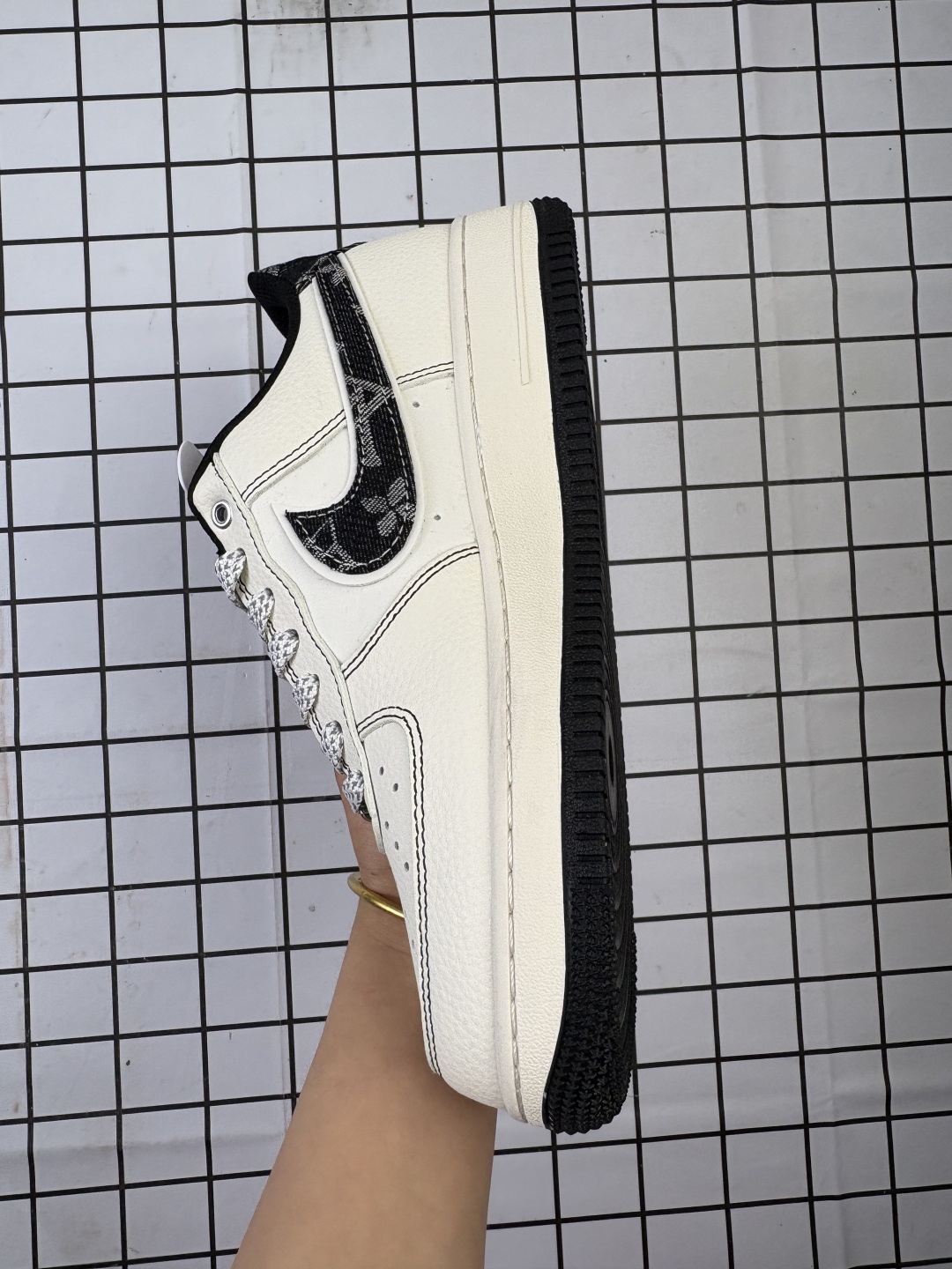 💰260
公司级✅耐克Nike Air Force 1“07 LV8空军一号低帮百搭休闲运动板鞋。柔软、弹性十足的缓震性能和出色的中底设计，横跨复古与现代的外型结合，造就出风靡全球三十多年的Force 1。
货号:YX5066-347
尺码:36 36.5 37.5 38 38.5 39 40 40.5 41 42 42.5 43 44 45
编码正H