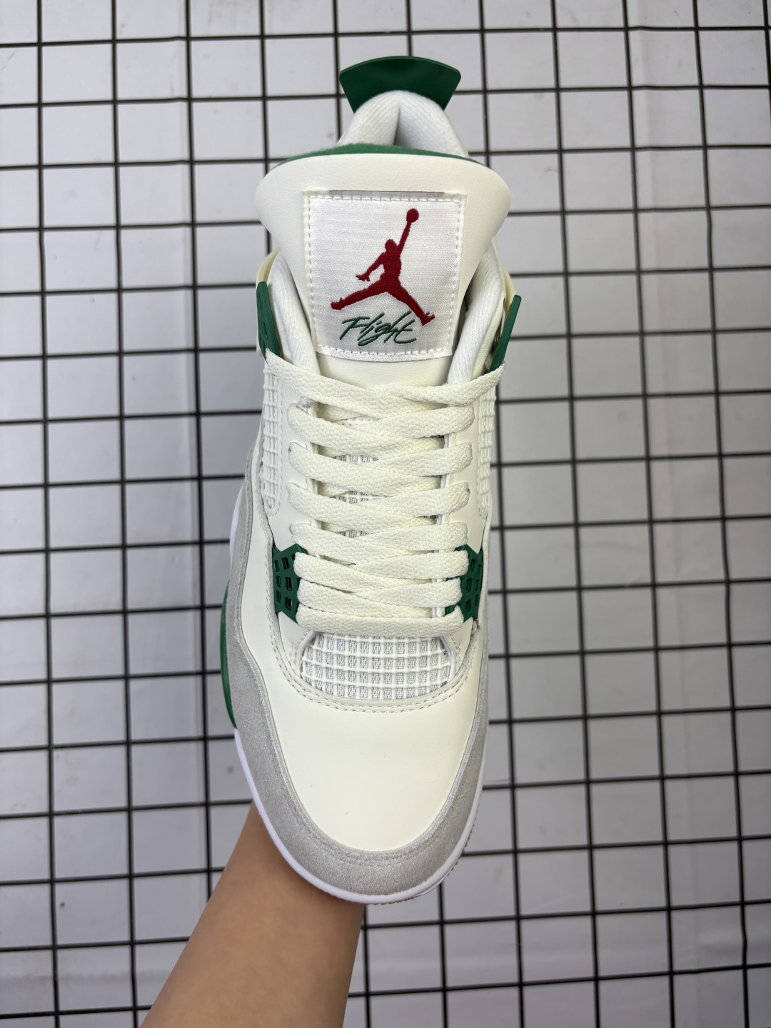 💰290
Jordan/乔丹 男女鞋真标半码制，原楦原纸版数据开发版型，采用软皮革组合翻毛皮鞋面材质，缜密定位拉帮及注胶效果，中底PU内嵌开窗式Air缓震气垫❗自己和自己联名，耐克Nike SB x Air Jordan 4 Retro SP"Pine Green"迈克尔·乔丹AJ4代中帮复古休闲运动文化篮球鞋“联名白绿松石绿 DR5415-103

类型：男鞋
码数：40 40.5 41 42 42.5 43 44 45 46 47 48.5
编码719
