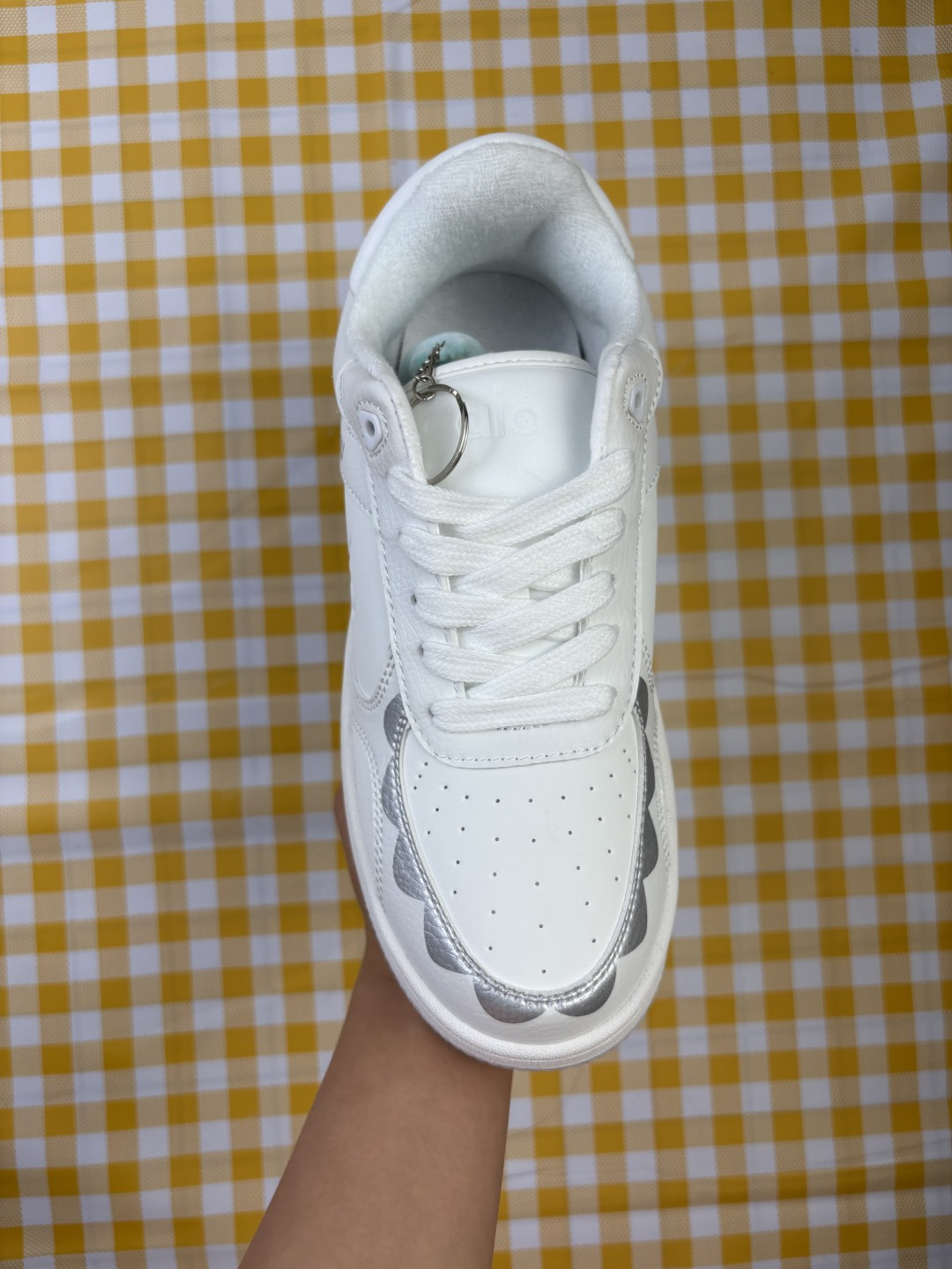 🈴💰180
【公司级】ALO YOGA RECOVERY MODE 舒适简约小白鞋 防滑耐磨 低帮 运动板鞋 男女款 明星圈很火的alo🤍真的很贵气 质感一绝 鞋垫有一点厚度 小个子秒增高 4-5cm🤩这鞋轻便柔软，日常通勤逛街完全没问题。📢📢📢虽小众 但优雅‼️ Alo 小白鞋🤍🤎一只鞋就有7个Alo品牌的logo（鞋底、鞋侧、鞋舌、鞋跟、鞋垫和鞋底），鞋底有一圈咖啡色点缀的橡胶底，鞋垫巨厚，起码增高3、4厘米，还附赠一副纯白鞋带。#你永远可以相信小白鞋  #Alo瑜伽裤  #我的球鞋日记  #甜出圈的心动好鞋  #得物开新橱窗 ￼alo yoga  #alo女孩  ㅤ#aloyoga  ㅤ#增高小白鞋  #高颜值增高  #aloyoga新品  ㅤ

尺码:  36-45含半码
编码: 704