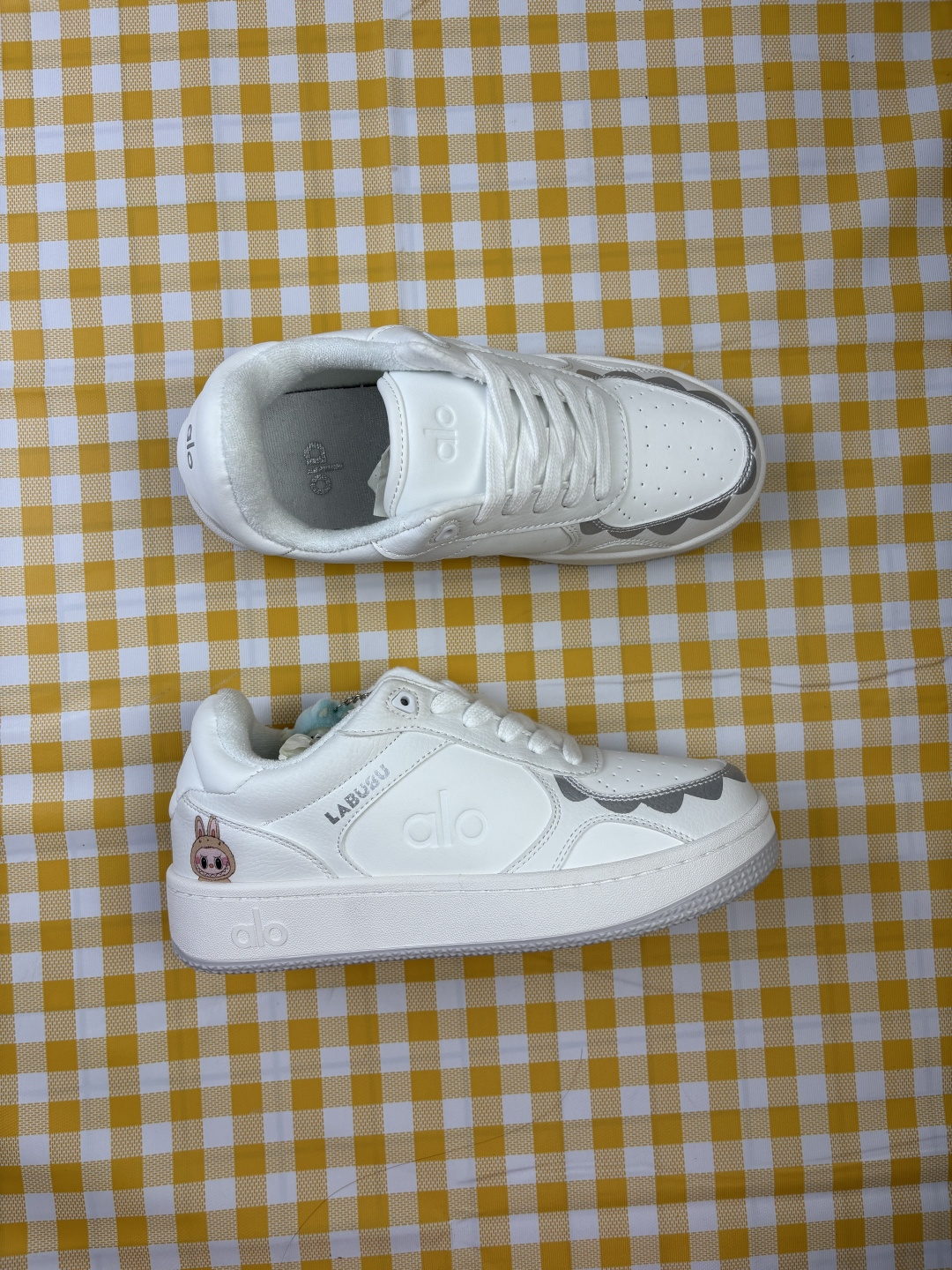 🈴💰180
【公司级】ALO YOGA RECOVERY MODE 舒适简约小白鞋 防滑耐磨 低帮 运动板鞋 男女款 明星圈很火的alo🤍真的很贵气 质感一绝 鞋垫有一点厚度 小个子秒增高 4-5cm🤩这鞋轻便柔软，日常通勤逛街完全没问题。📢📢📢虽小众 但优雅‼️ Alo 小白鞋🤍🤎一只鞋就有7个Alo品牌的logo（鞋底、鞋侧、鞋舌、鞋跟、鞋垫和鞋底），鞋底有一圈咖啡色点缀的橡胶底，鞋垫巨厚，起码增高3、4厘米，还附赠一副纯白鞋带。#你永远可以相信小白鞋  #Alo瑜伽裤  #我的球鞋日记  #甜出圈的心动好鞋  #得物开新橱窗 ￼alo yoga  #alo女孩  ㅤ#aloyoga  ㅤ#增高小白鞋  #高颜值增高  #aloyoga新品  ㅤ

尺码:  36-45含半码
编码: 704