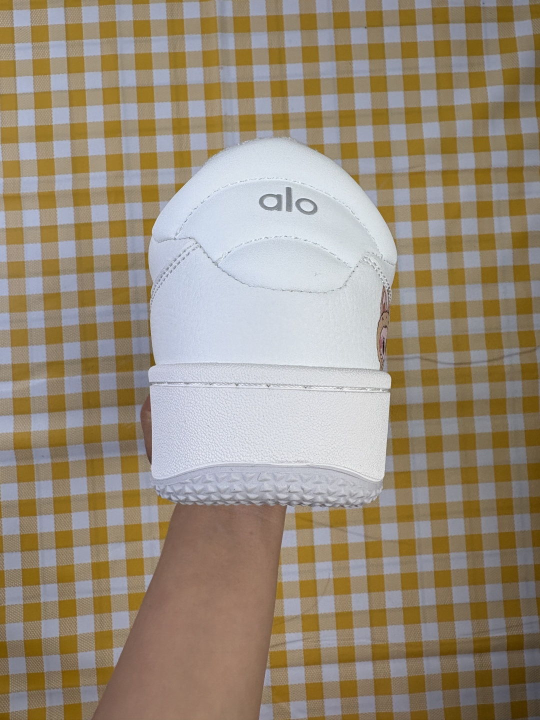 💰180
【公司级】ALO YOGA RECOVERY MODE 舒适简约小白鞋 防滑耐磨 低帮 运动板鞋 男女款 明星圈很火的alo🤍真的很贵气 质感一绝 鞋垫有一点厚度 小个子秒增高 4-5cm🤩这鞋轻便柔软，日常通勤逛街完全没问题。📢📢📢虽小众 但优雅‼️ Alo 小白鞋🤍🤎一只鞋就有7个Alo品牌的logo（鞋底、鞋侧、鞋舌、鞋跟、鞋垫和鞋底），鞋底有一圈咖啡色点缀的橡胶底，鞋垫巨厚，起码增高3、4厘米，还附赠一副纯白鞋带。#你永远可以相信小白鞋  #Alo瑜伽裤  #我的球鞋日记  #甜出圈的心动好鞋  #得物开新橱窗 ￼alo yoga  #alo女孩  ㅤ#aloyoga  ㅤ#增高小白鞋  #高颜值增高  #aloyoga新品  ㅤ

尺码:  36-45含半码
编码: 704