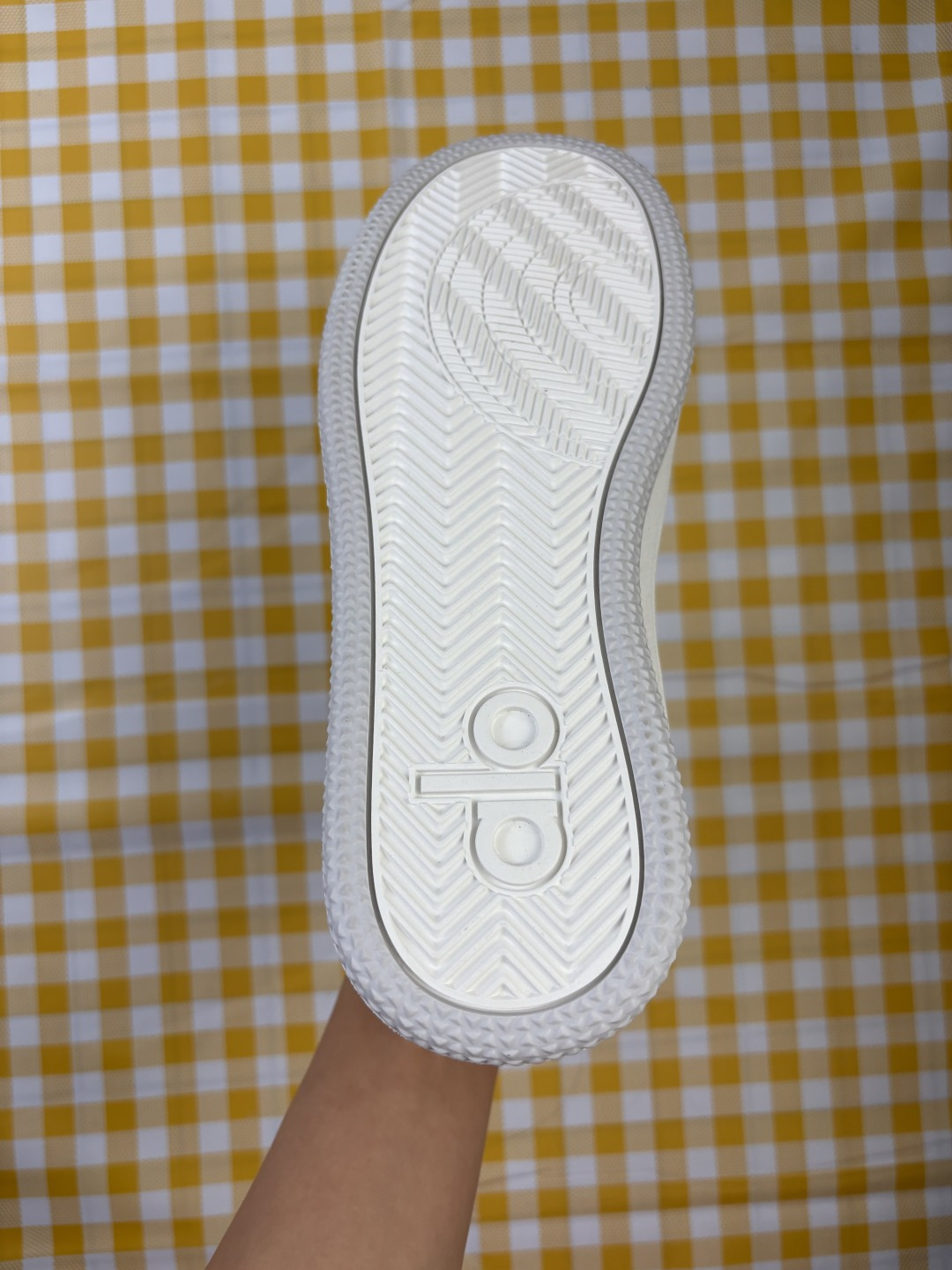 💰180
【公司级】ALO YOGA RECOVERY MODE 舒适简约小白鞋 防滑耐磨 低帮 运动板鞋 男女款 明星圈很火的alo🤍真的很贵气 质感一绝 鞋垫有一点厚度 小个子秒增高 4-5cm🤩这鞋轻便柔软，日常通勤逛街完全没问题。📢📢📢虽小众 但优雅‼️ Alo 小白鞋🤍🤎一只鞋就有7个Alo品牌的logo（鞋底、鞋侧、鞋舌、鞋跟、鞋垫和鞋底），鞋底有一圈咖啡色点缀的橡胶底，鞋垫巨厚，起码增高3、4厘米，还附赠一副纯白鞋带。#你永远可以相信小白鞋  #Alo瑜伽裤  #我的球鞋日记  #甜出圈的心动好鞋  #得物开新橱窗 ￼alo yoga  #alo女孩  ㅤ#aloyoga  ㅤ#增高小白鞋  #高颜值增高  #aloyoga新品  ㅤ

尺码:  36-45含半码
编码: 704